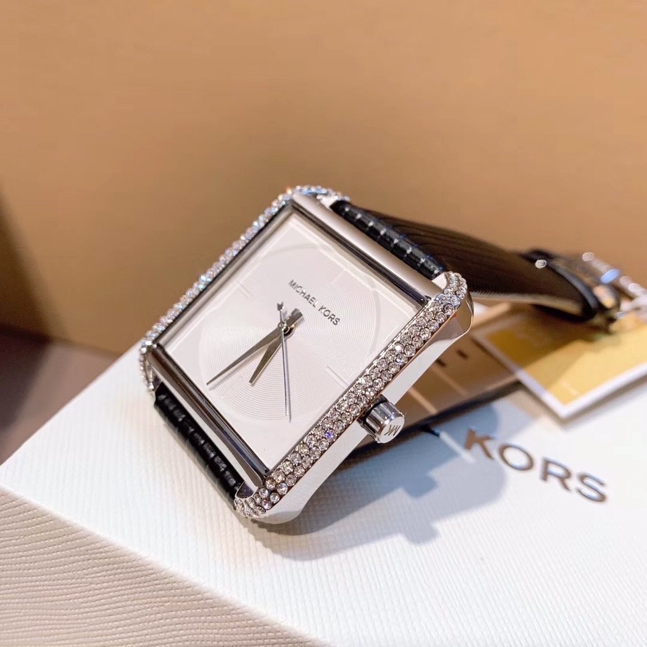 Đồng Hồ Michael Kors Lake |Nữ Giới |Mặt Chữ Nhật |Đính Đá |Dây Da Đen |Máy Pin (Quartz) |Size 32x39mm |donghogiatot.vn