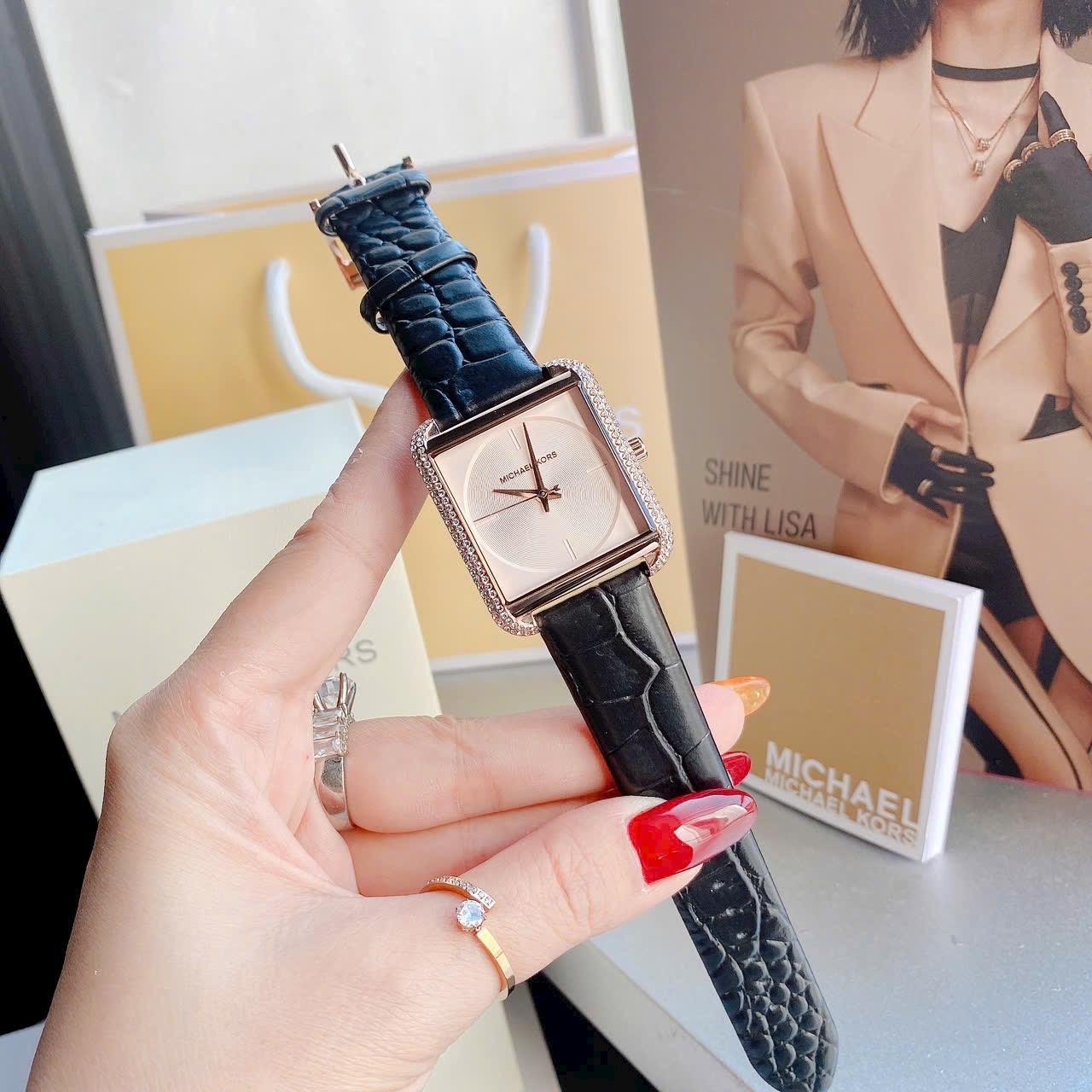 Đồng Hồ Michael Kors Lake |Nữ Giới |Mặt Chữ Nhật |Rose Gold |Dây Da Đen |Máy Pin (Quartz) |Size 32x39mm |donghogiatot.vn