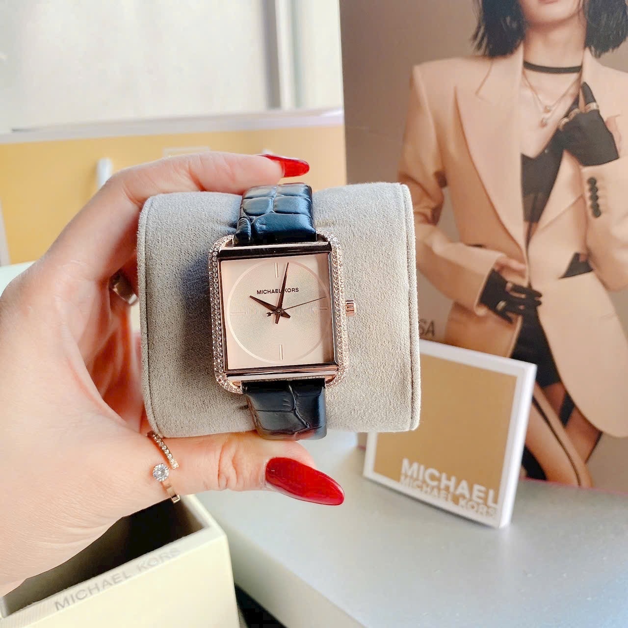 Đồng Hồ Michael Kors Lake |Nữ Giới |Mặt Chữ Nhật |Rose Gold |Dây Da Đen |Máy Pin (Quartz) |Size 32x39mm |donghogiatot.vn