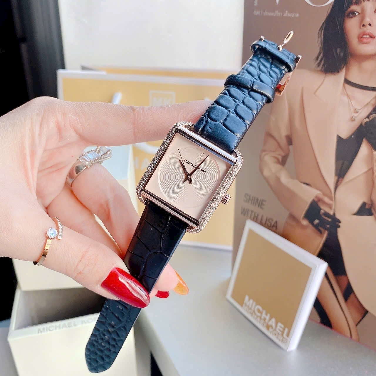 Đồng Hồ Michael Kors Lake |Nữ Giới |Mặt Chữ Nhật |Rose Gold |Dây Da Đen |Máy Pin (Quartz) |Size 32x39mm |donghogiatot.vn