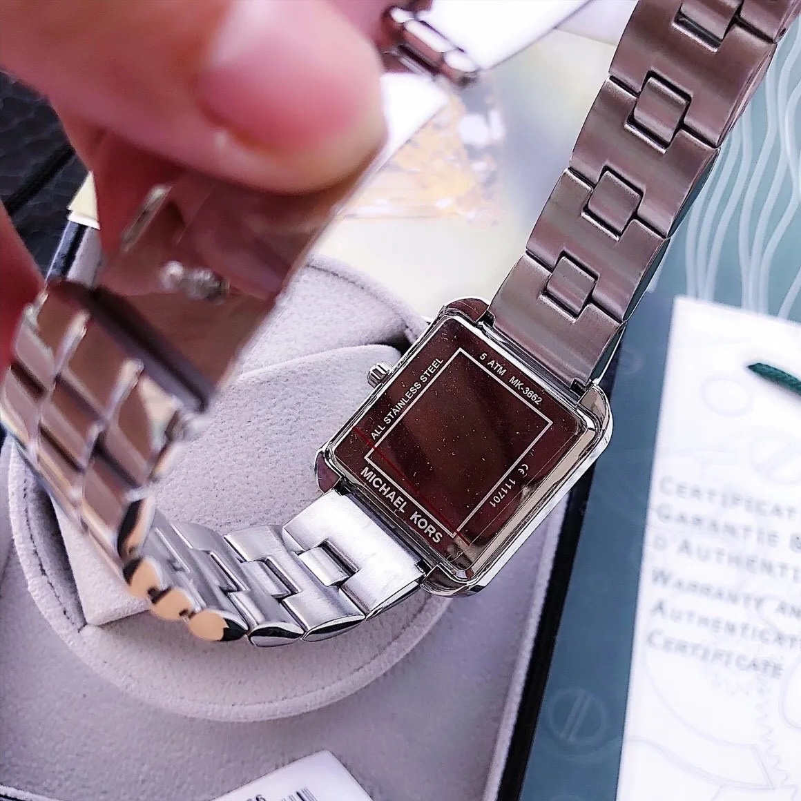 Đồng Hồ Michael Kors Lake |Nữ Giới |Mặt Vuông |Full Đá |Dây Kim Loại |Máy Pin (Quartz) |Size 32x32mm |donghogiatot.vn