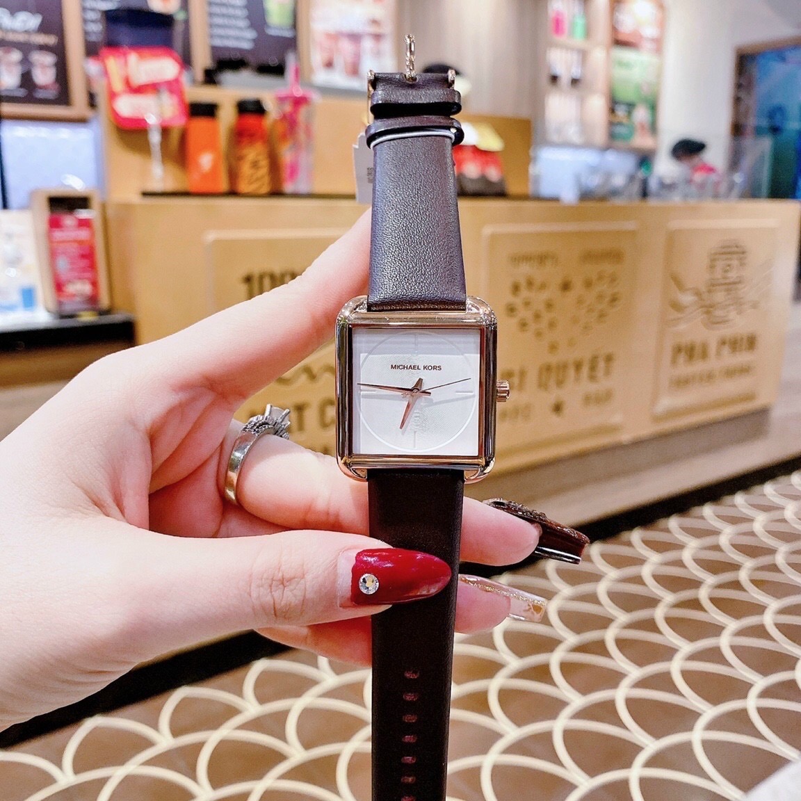 Đồng Hồ Michael Kors Lake |Nữ Giới |Mặt Vuông Trắng |Dây Da Tím |Máy Pin (Quartz) |Size 33mm |donghogiatot.vn