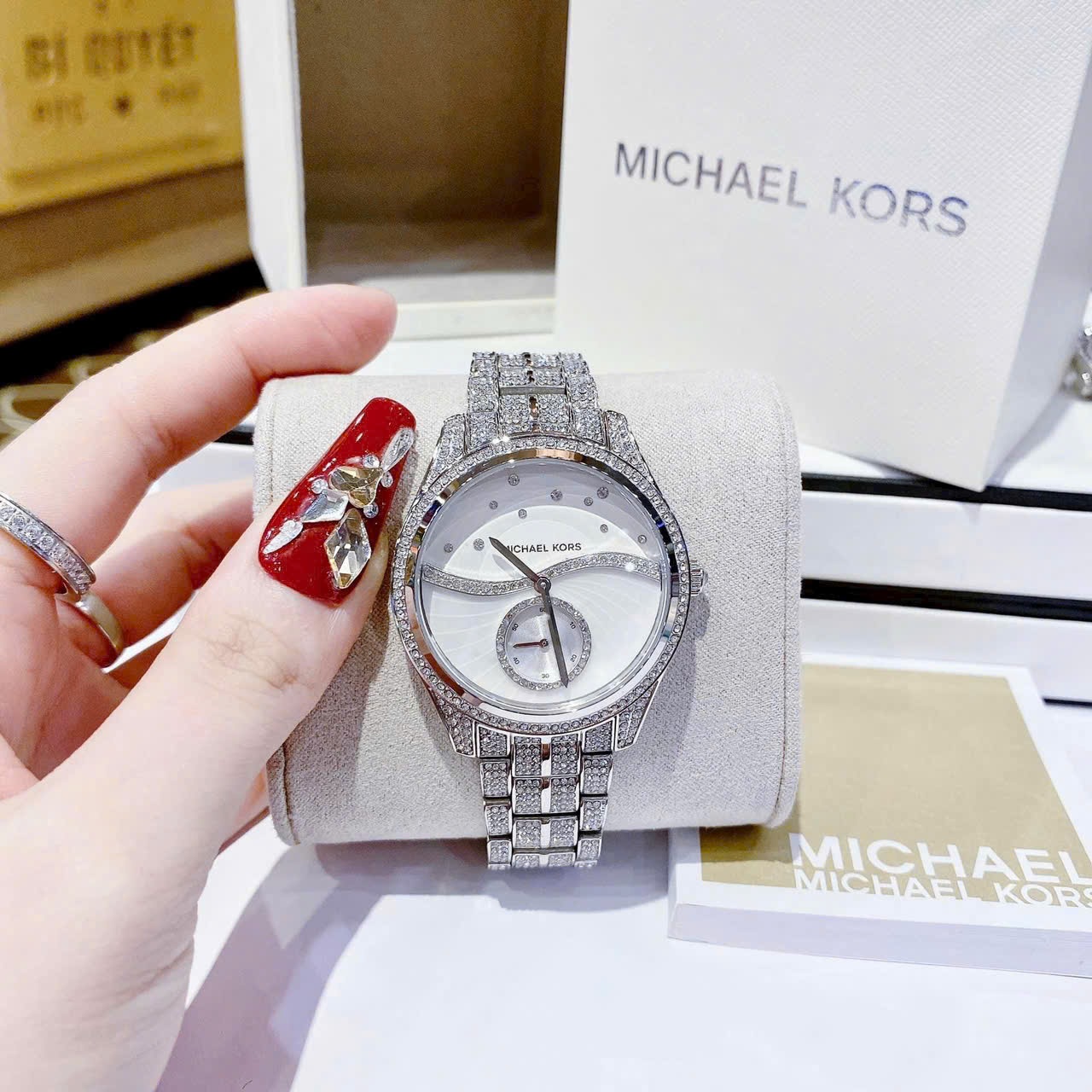Đồng Hồ Michael Kors Lauryn |Nữ Giới |Mặt Trắng Silver |Dây Kim Loại Đính Đá |Máy Pin (Quartz) |Size 38mm |donghogiatot.vn