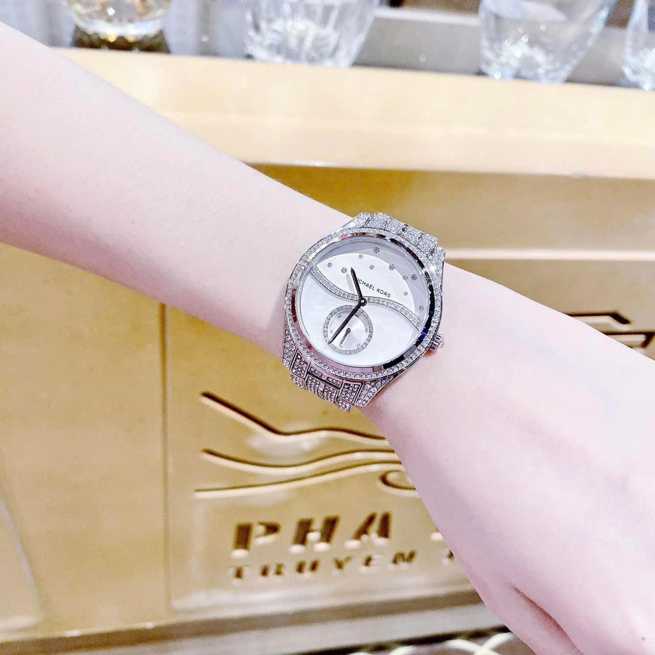 Đồng Hồ Michael Kors Lauryn |Nữ Giới |Mặt Trắng Silver |Dây Kim Loại Đính Đá |Máy Pin (Quartz) |Size 38mm |donghogiatot.vn