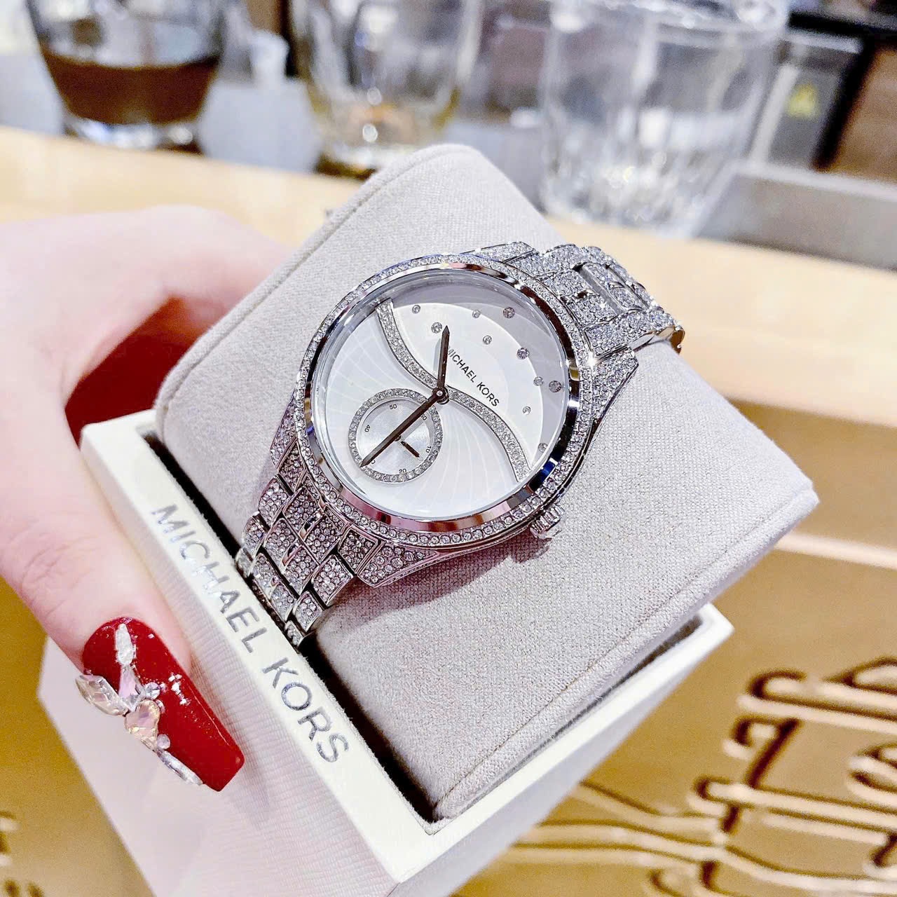 Đồng Hồ Michael Kors Lauryn |Nữ Giới |Mặt Trắng Silver |Dây Kim Loại Đính Đá |Máy Pin (Quartz) |Size 38mm |donghogiatot.vn