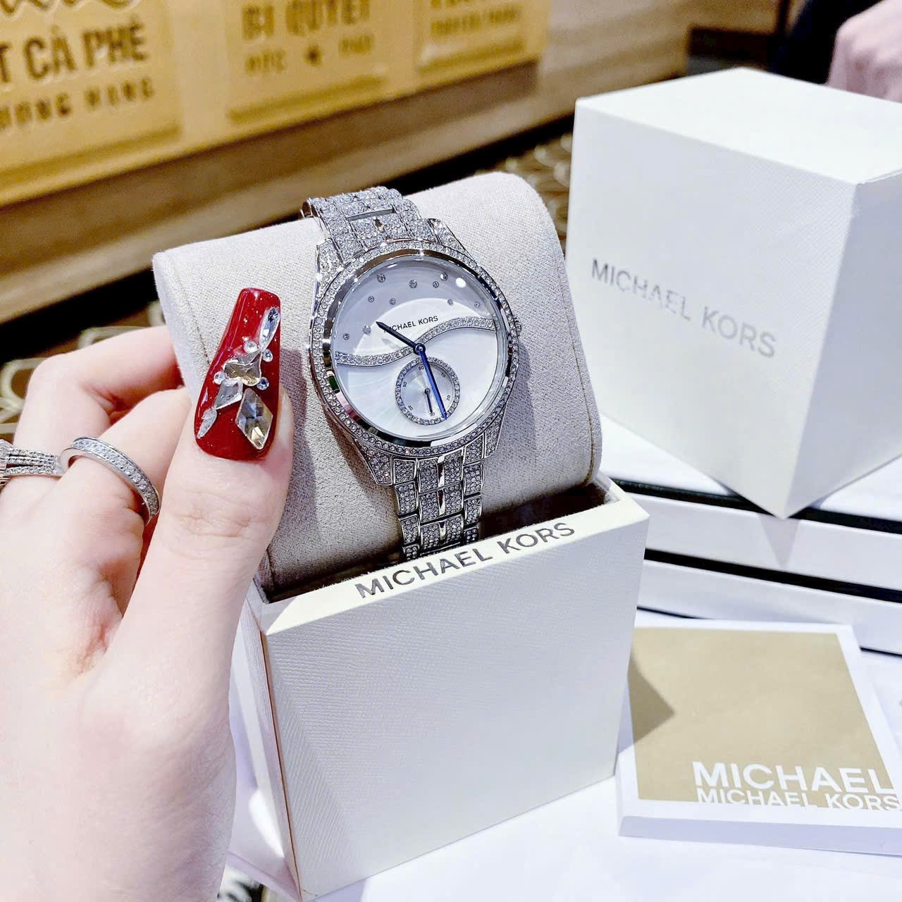 Đồng Hồ Michael Kors Lauryn |Nữ Giới |Mặt Trắng Silver |Dây Kim Loại Đính Đá |Máy Pin (Quartz) |Size 38mm |donghogiatot.vn