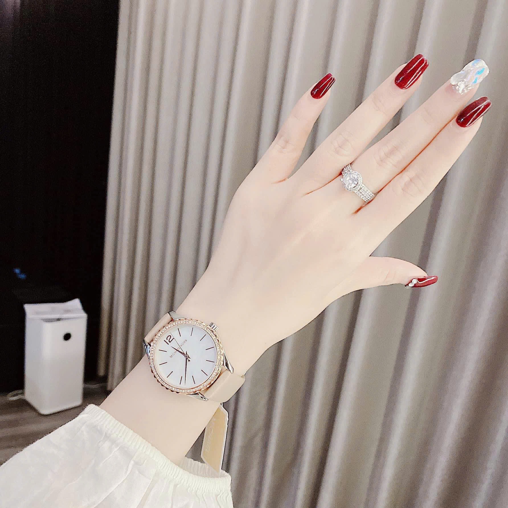 Đồng Hồ Michael Kors Layton |Nữ Giới |Đính Đá |Vàng Hồng |Dây Da Màu Nude |Máy Pin (Quartz) |Size 38mm |donghogiatot.vn