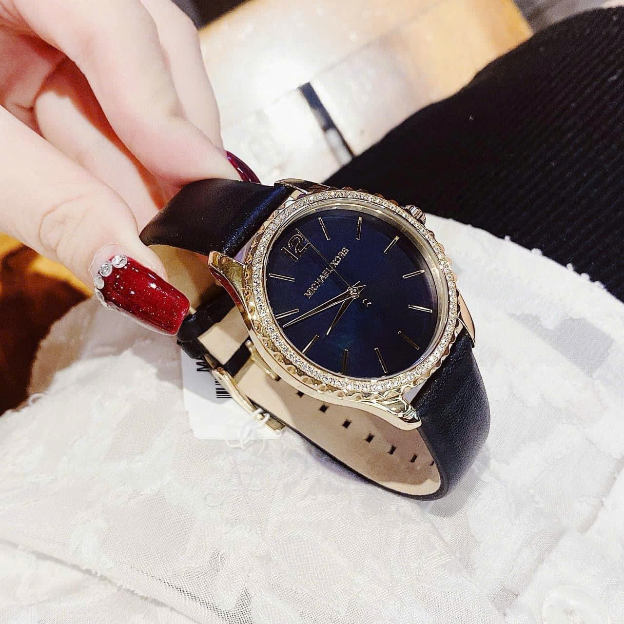 Đồng Hồ Michael Kors Layton |Nữ Giới |Mặt Khảm Trai Xanh |Dây Da Màu Đen |Máy Pin (Quartz) |Size 38mm |donghogiatot.vn