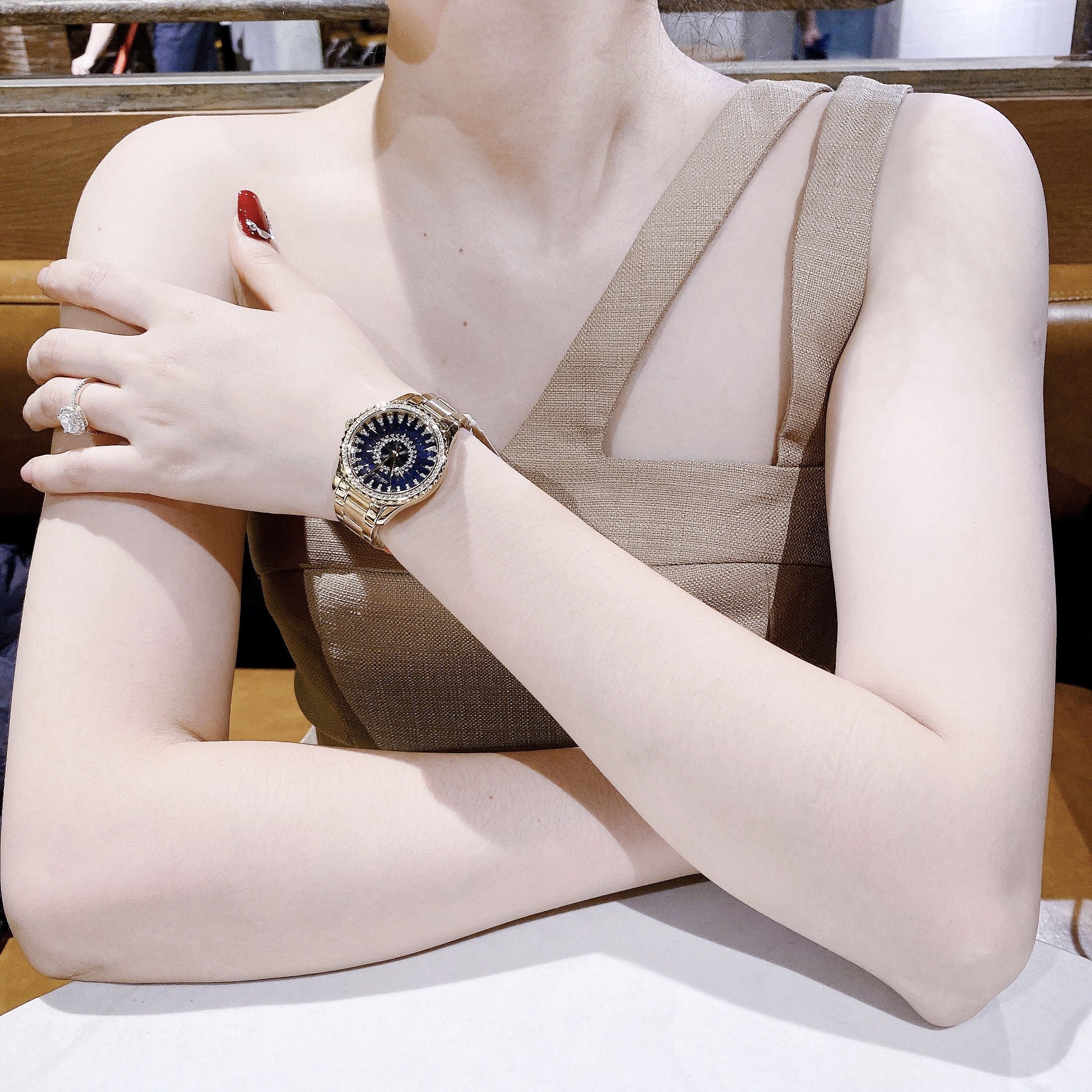 Đồng Hồ Michael Kors Layton |Nữ Giới |Vàng Gold |Mặt Đen |Dây Kim Loại |Máy Pin (Quartz) |Size 33mm |donghogiatot.vn