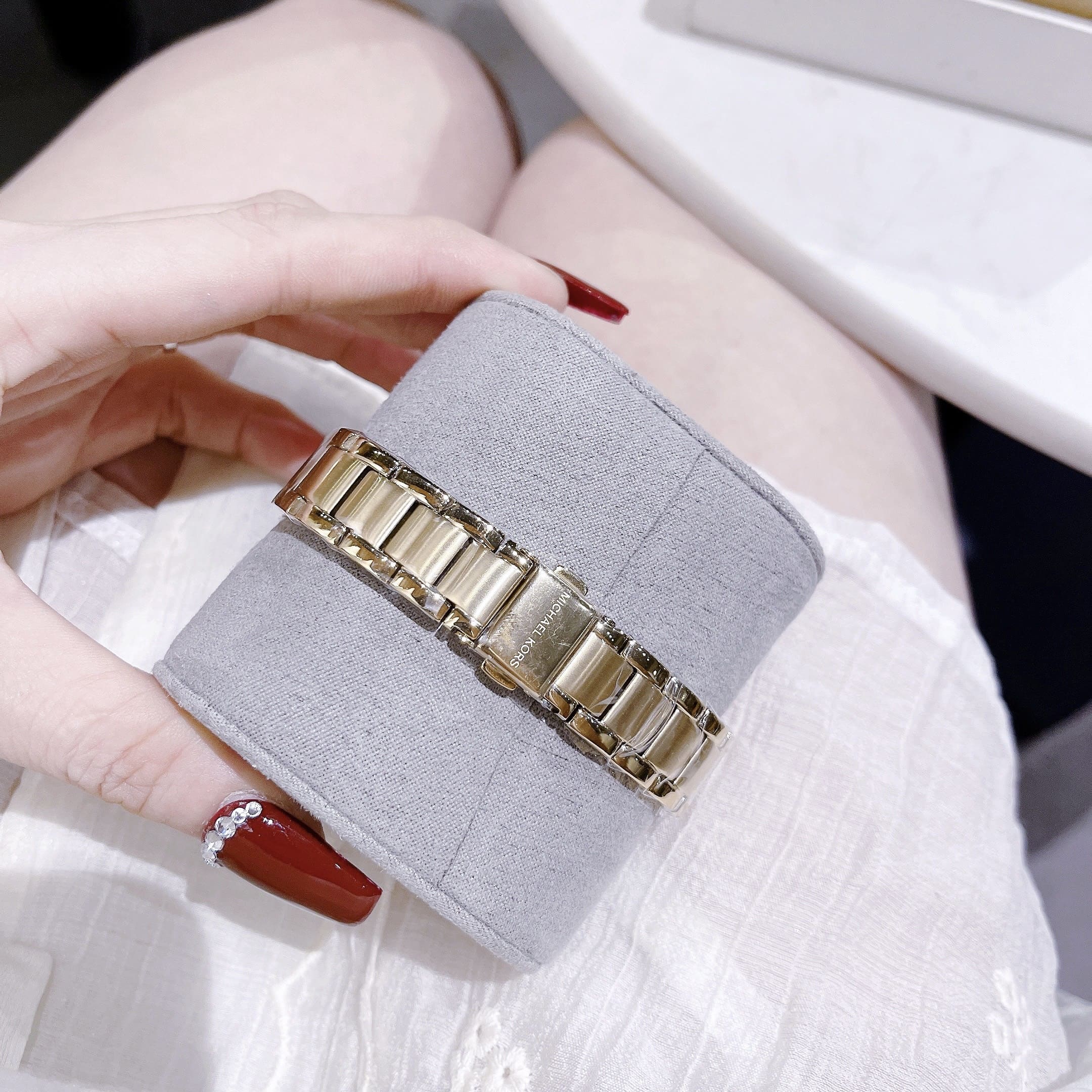 Đồng Hồ Michael Kors Layton |Nữ Giới |Vàng Gold |Mặt Đen |Dây Kim Loại |Máy Pin (Quartz) |Size 33mm |donghogiatot.vn