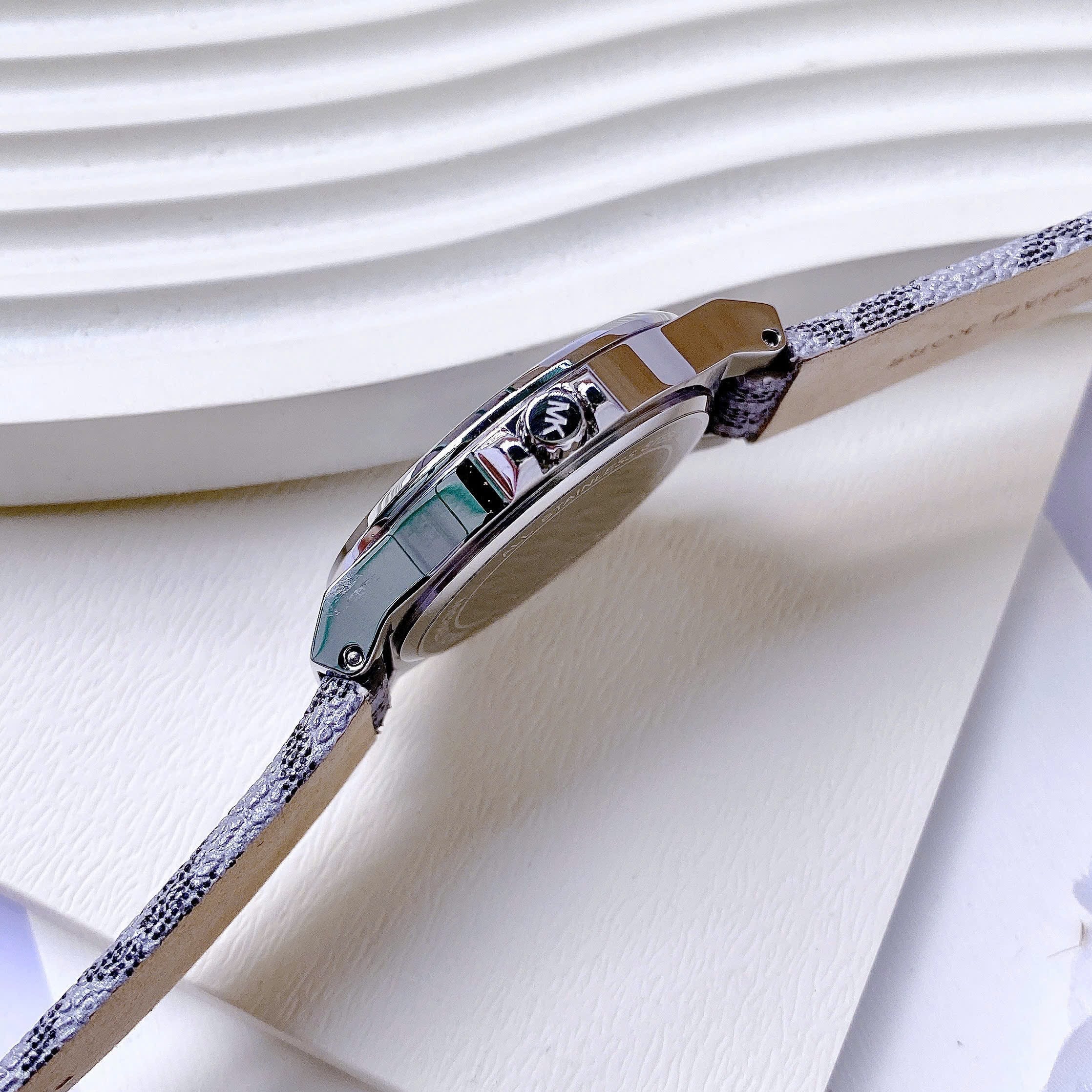 Đồng Hồ Michael Kors Lennox |Nữ Giới |Mặt Đen |Đính Đá |Dây Da In Logo |Máy Pin (Quartz) |Size 37mm |donghogiatot.vn