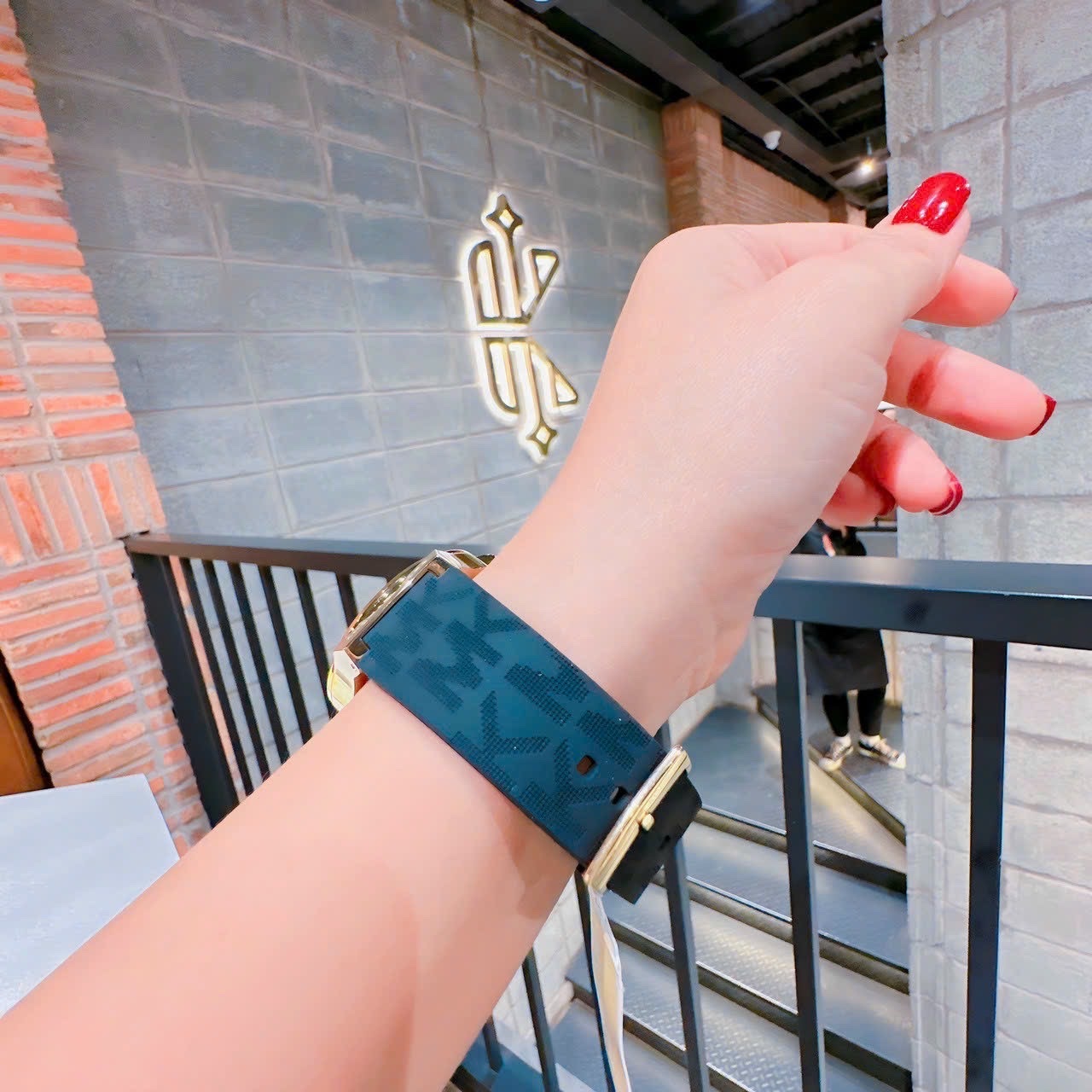 Đồng Hồ Michael Kors Lennox |Nữ Giới |Vàng Gold |Dây Cao Su Đen |Máy Pin (Quartz) |Size 37mm |donghogiatot.vn