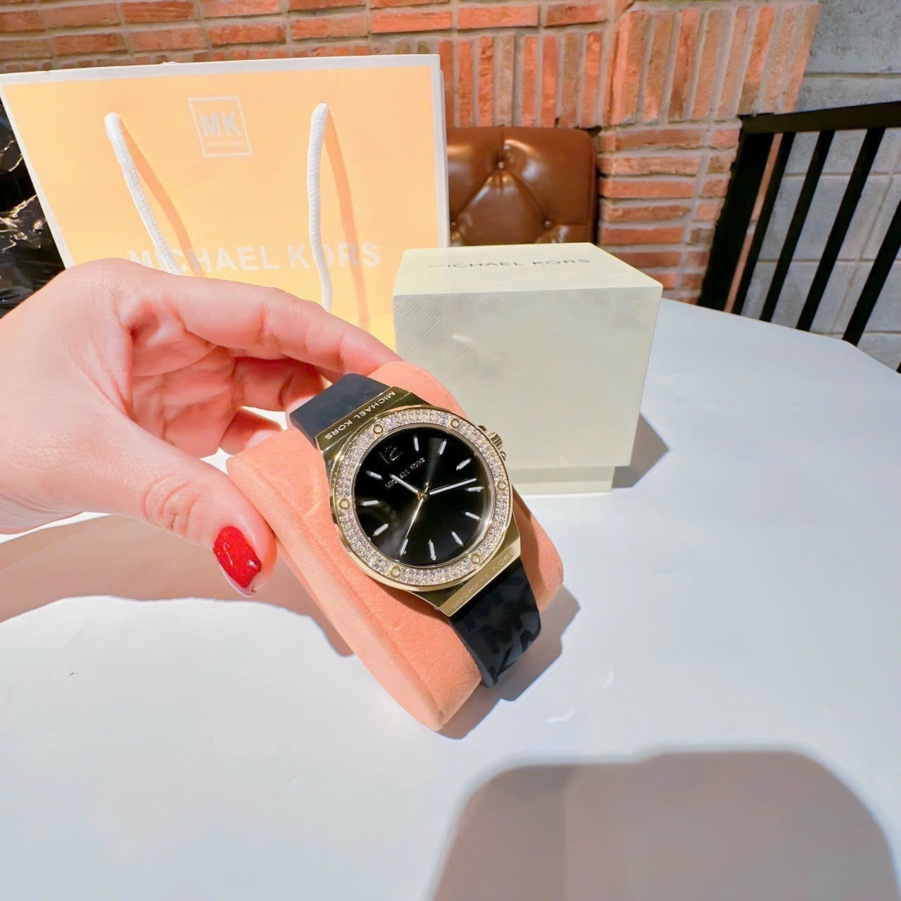 Đồng Hồ Michael Kors Lennox |Nữ Giới |Vàng Gold |Dây Cao Su Đen |Máy Pin (Quartz) |Size 37mm |donghogiatot.vn