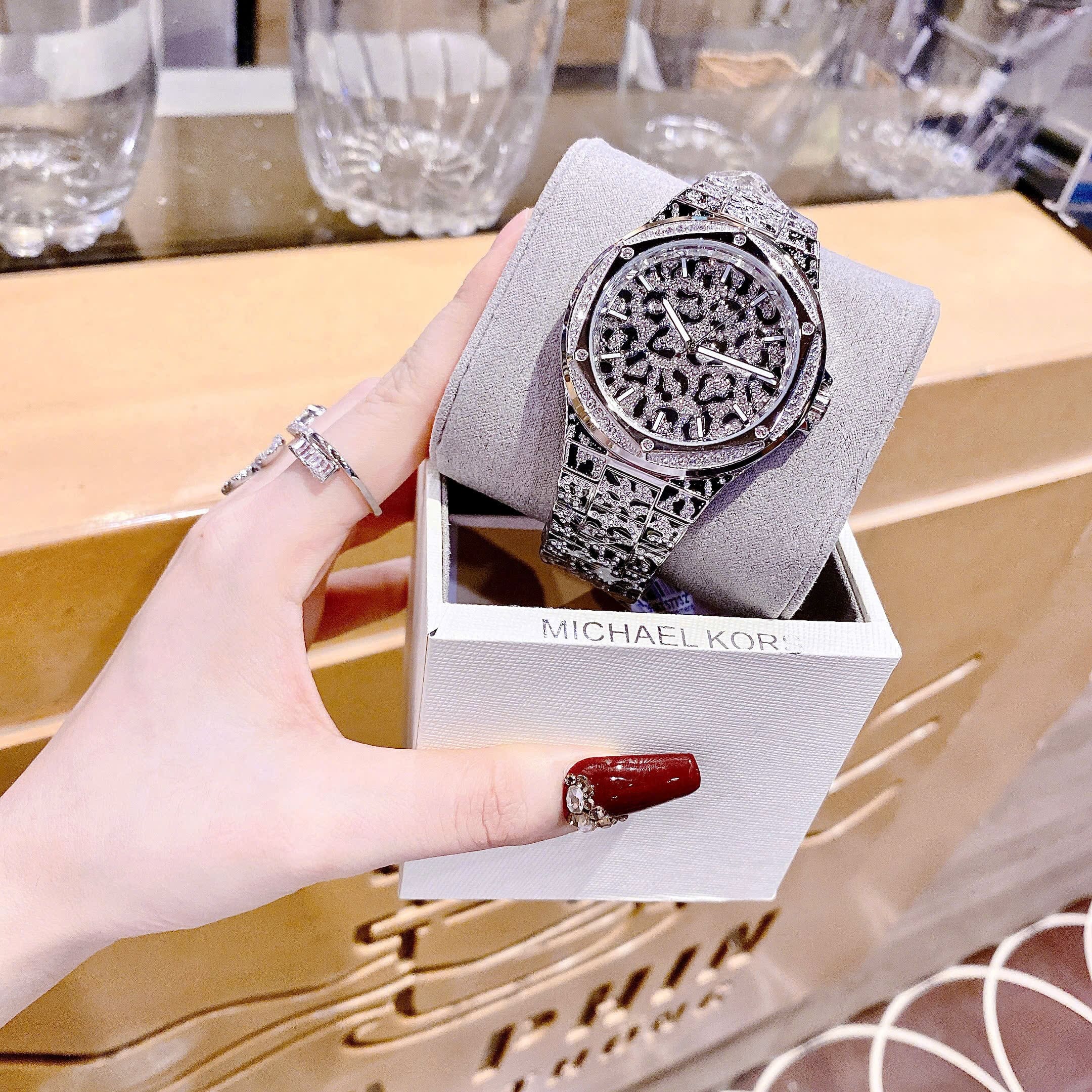 Đồng Hồ Michael Kors Lennox |Unisex |Silver |Dây Kim Loại Họa Tiết Báo |Máy Pin (Quartz) |Size 43mm |donghogiatot.vn