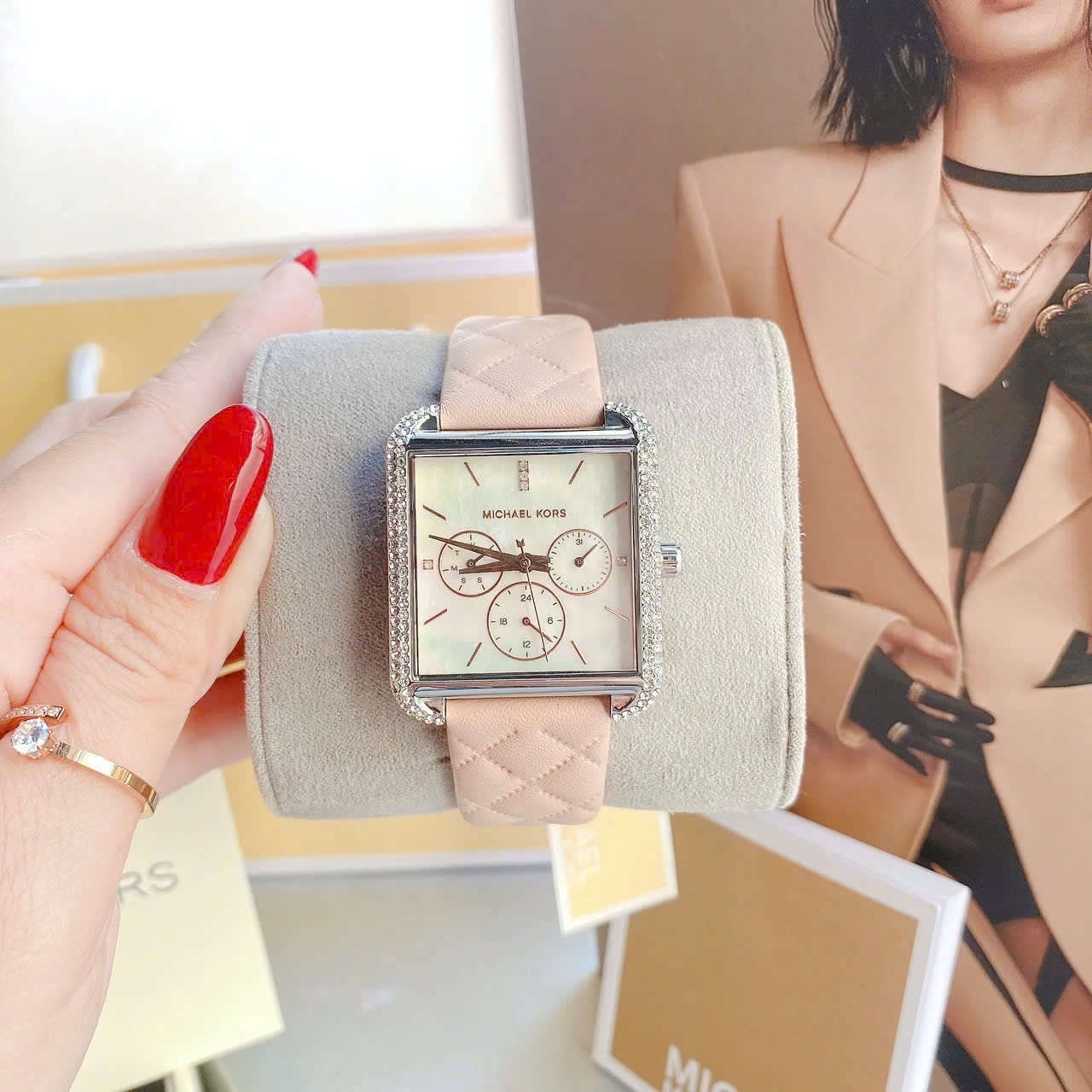 Đồng Hồ Michael Kors Mặt Vuông Đính Đá |Nữ Giới |Chronograph |Dây Da Hồng |Máy Pin (Quartz) |Size 32x32mm |donghogiatot.vn