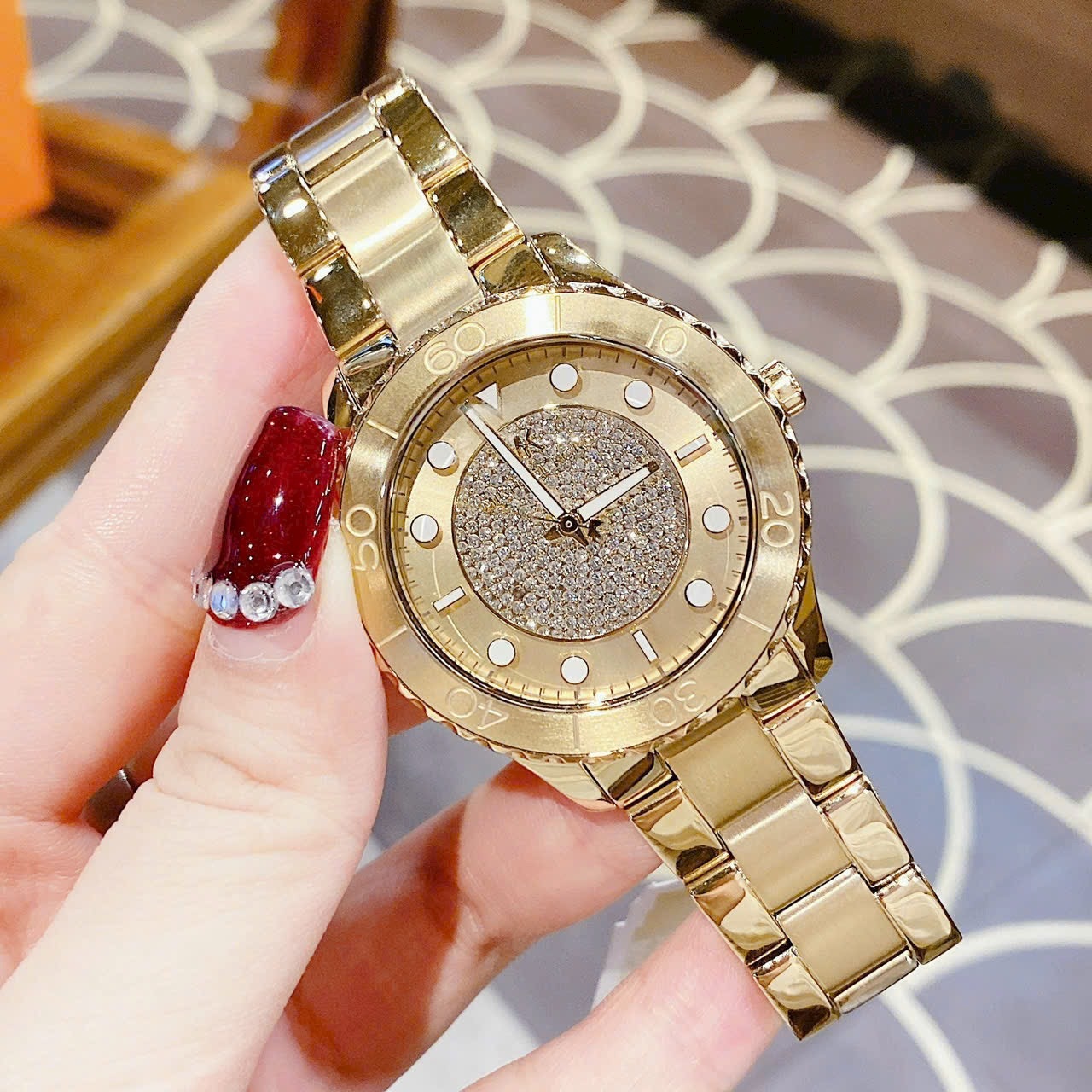 Đồng Hồ Michael Kors Runway |Nữ Giới |Mặt Đính Đá |Dây Kim Loại Vàng Gold |Máy Pin (Quartz) |Size 40mm |donghogiatot.vn