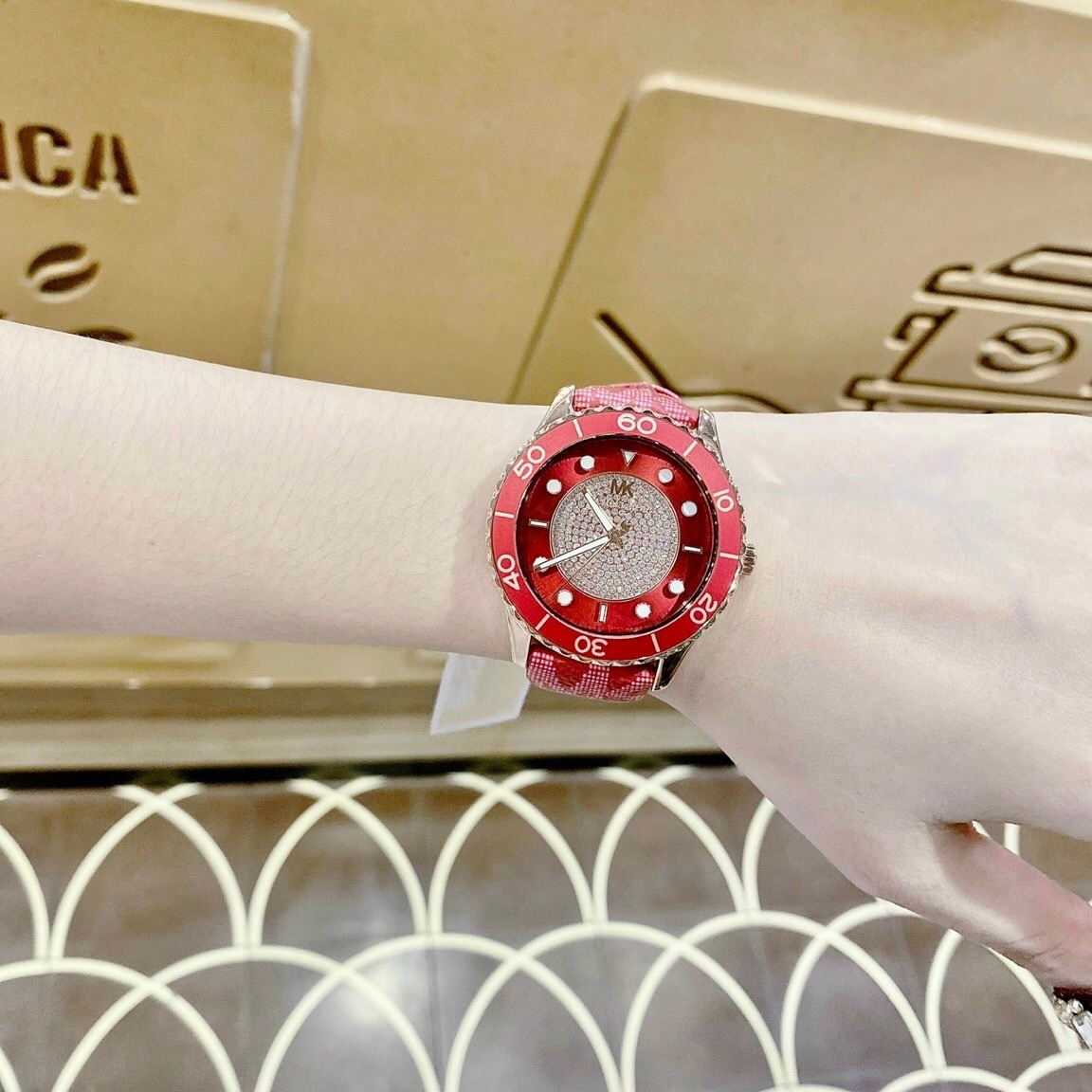 Đồng Hồ Michael Kors Runway |Nữ Giới |Mặt Tròn |Dây Da Đỏ |Máy Pin (Quartz) |Size 40mm |donghogiatot.vn