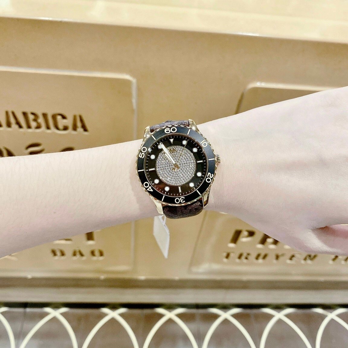 Đồng Hồ Michael Kors Runway |Nữ Giới |Mặt Tròn |Dây Da Nâu |Máy Pin (Quartz) |Size 40mm |donghogiatot.vn