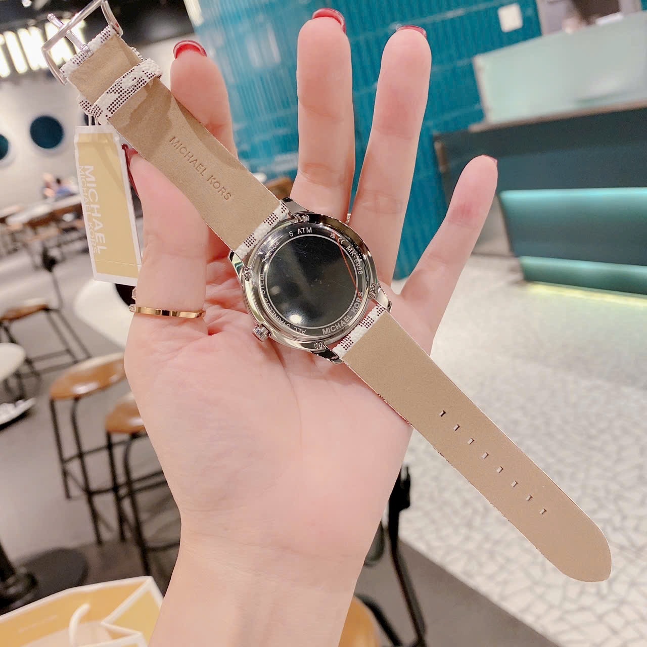 Đồng Hồ Michael Kors Runway |Nữ Giới |Siver |Mặt Tròn |Dây Da Trắng |Máy Pin (Quartz) |Size 40mm |donghogiatot.vn