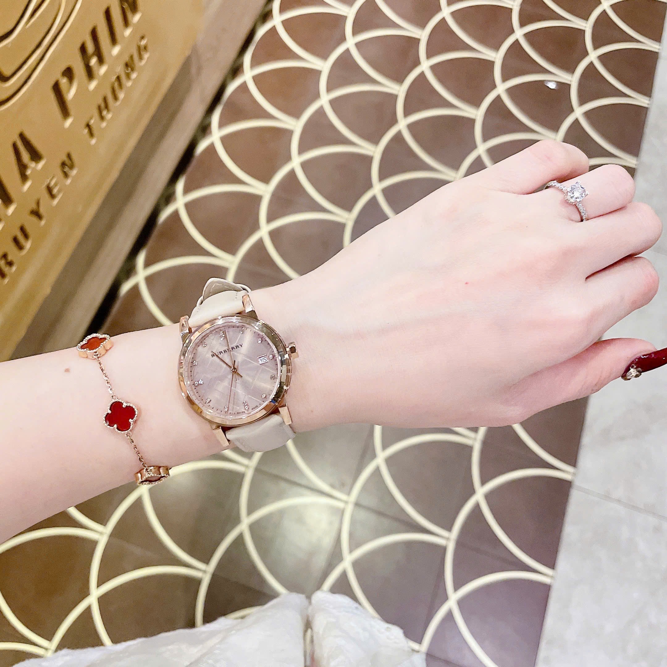 Đồng Hồ Burberry The City |Nữ Giới |Rose Gold |Đính Đá |Dây Da Nude |Máy Pin (Quartz) |Size 34mm |donghogiatot.vn