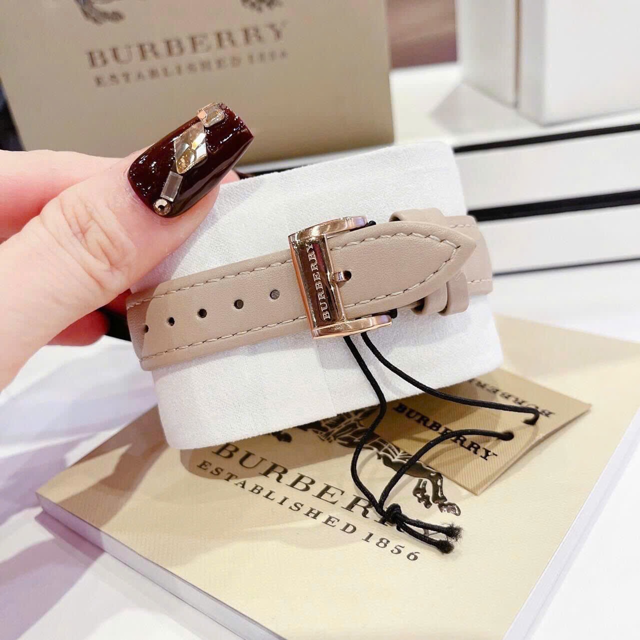 Đồng Hồ Burberry The City |Nữ Giới |Rose Gold |Đính Đá |Dây Da Nude |Máy Pin (Quartz) |Size 34mm |donghogiatot.vn