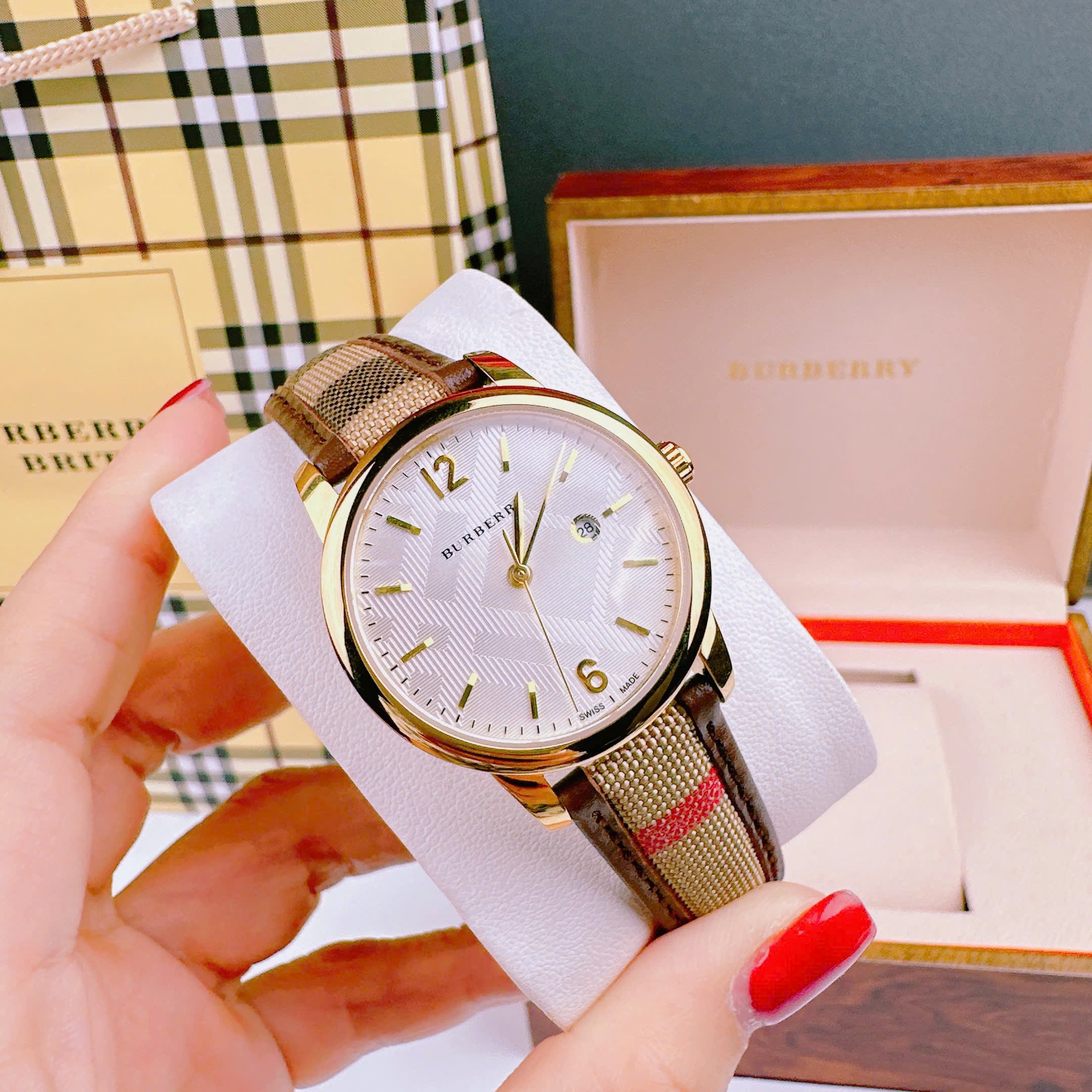 Đồng Hồ Burberry The Classic Round |Nữ Giới |Mặt Trắng |Dây Vải Bọc Da Nâu |Máy Pin (Quartz) |Size 32mm |donghogiatot.vn