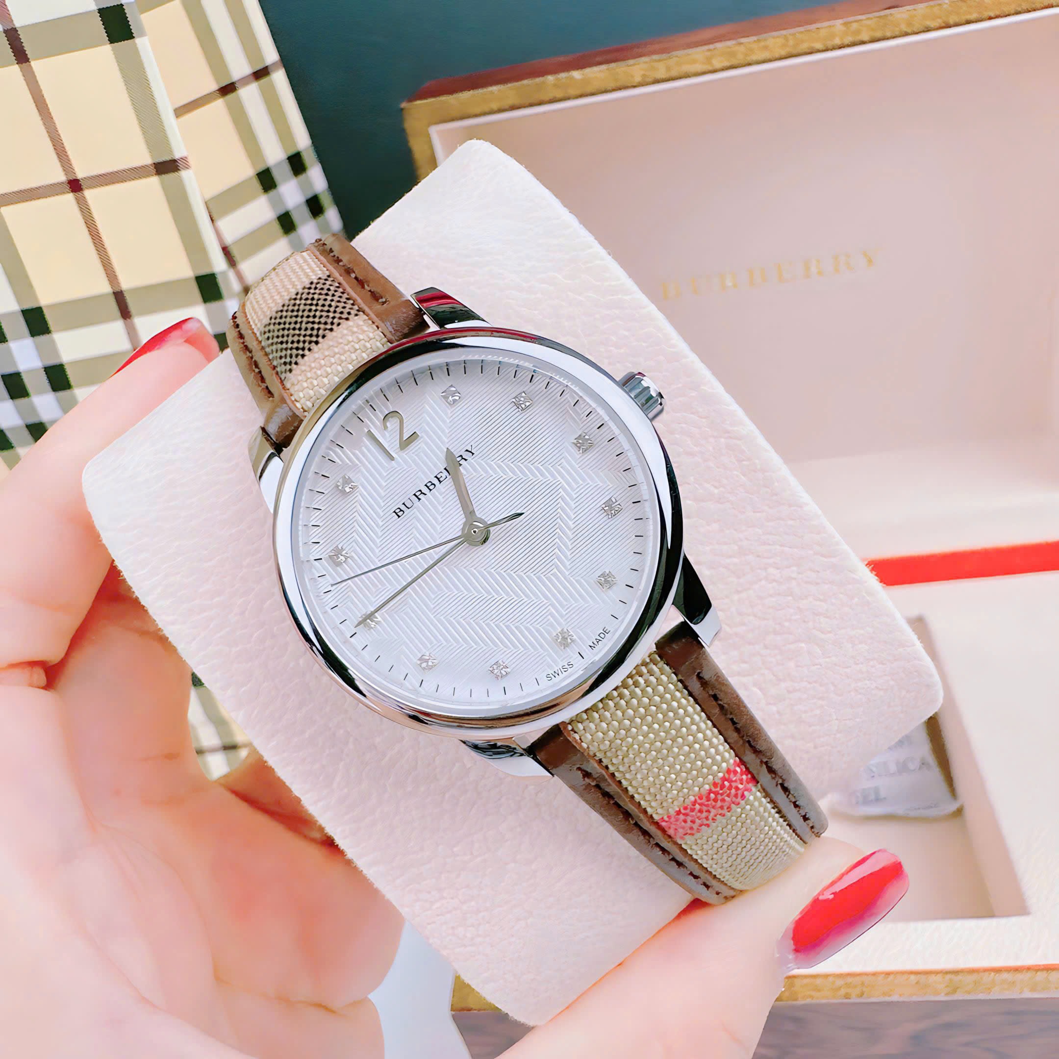 Đồng Hồ Burberry The Classic |Nữ Giới |Mặt Trắng |Dây Vải Bọc Da Nâu |Máy Pin (Quartz) |Size 32mm |donghogiatot.vn