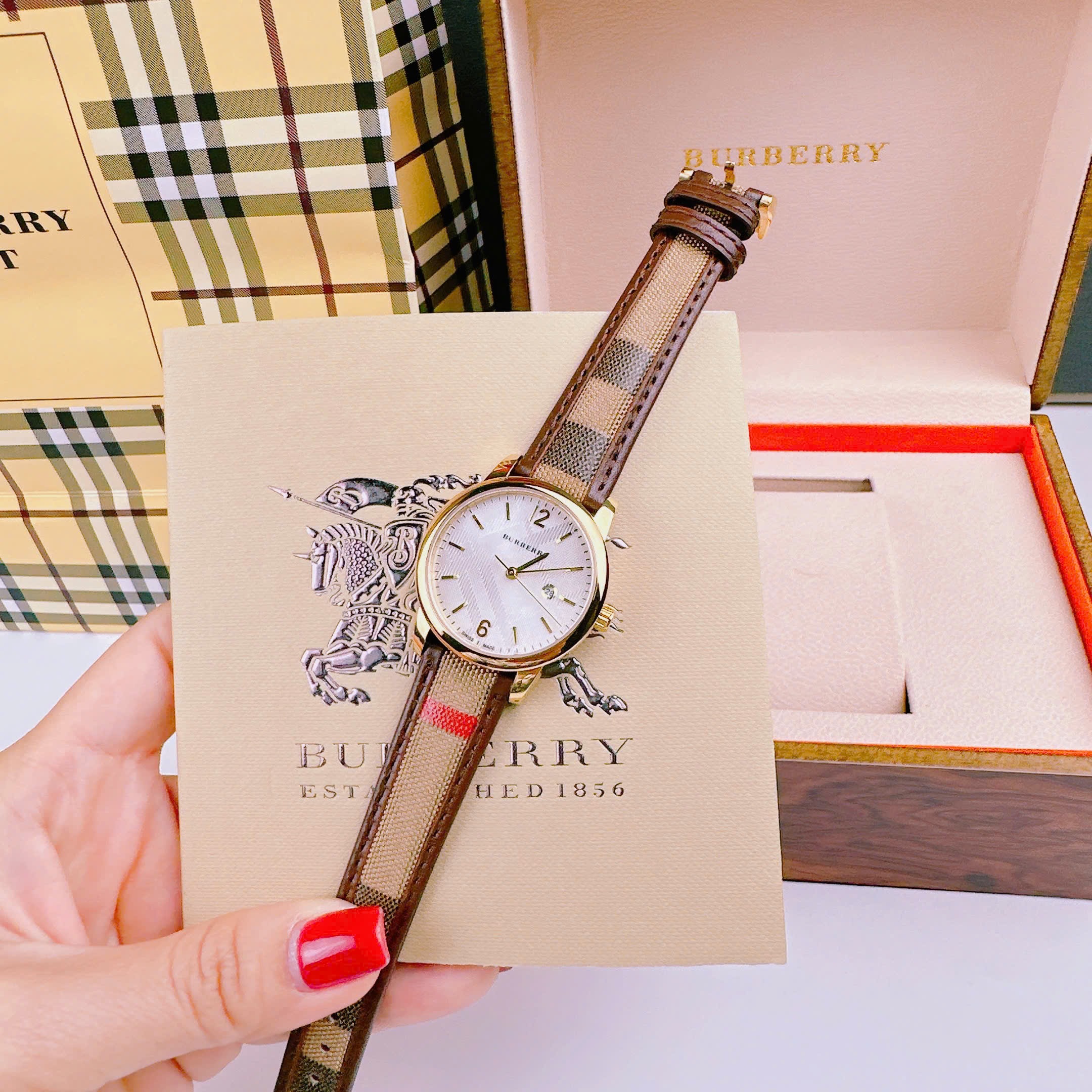 Đồng Hồ Burberry The Classic Round |Nữ Giới |Mặt Trắng |Dây Vải Bọc Da Nâu |Máy Pin (Quartz) |Size 32mm |donghogiatot.vn