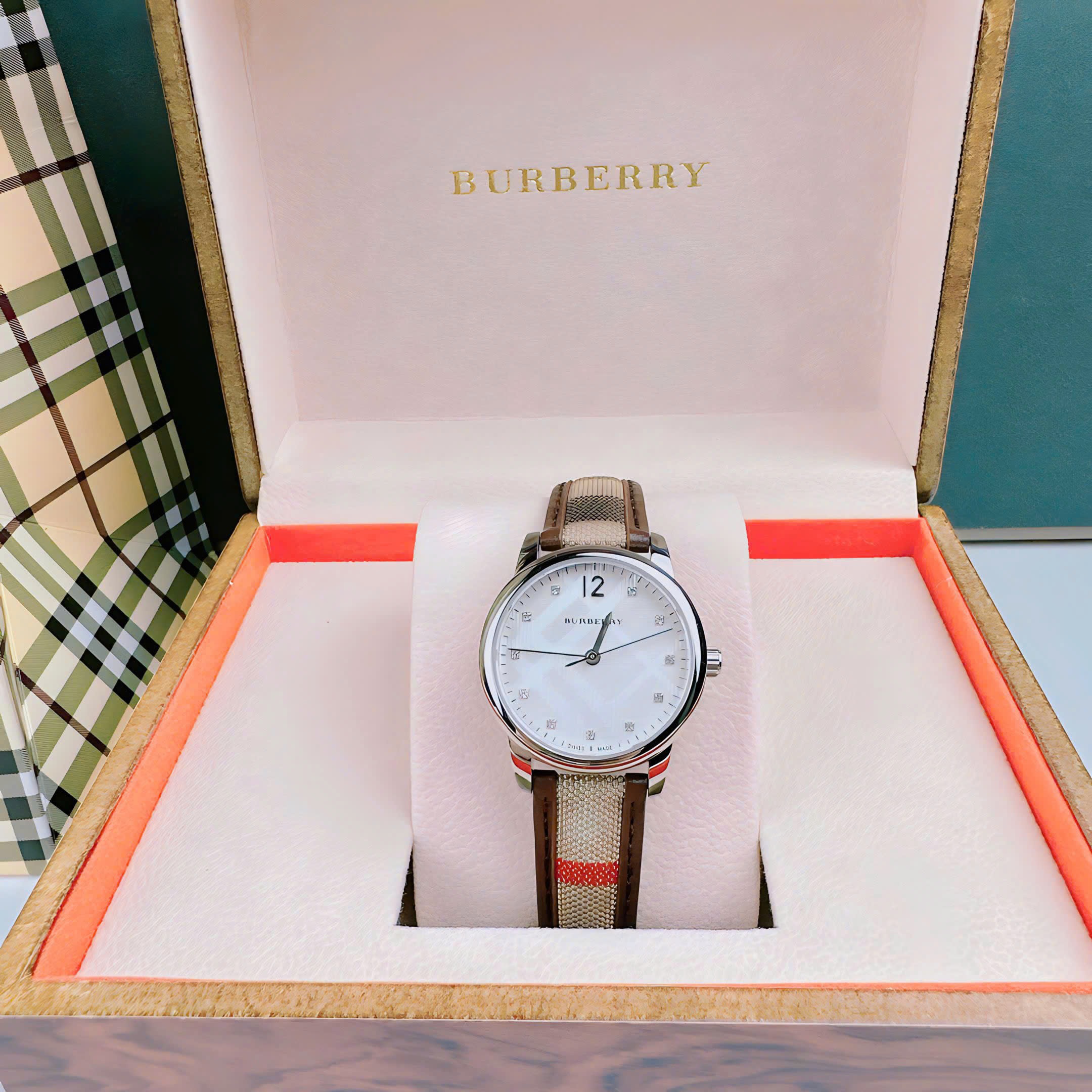 Đồng Hồ Burberry The Classic |Nữ Giới |Mặt Trắng |Dây Vải Bọc Da Nâu |Máy Pin (Quartz) |Size 32mm |donghogiatot.vn