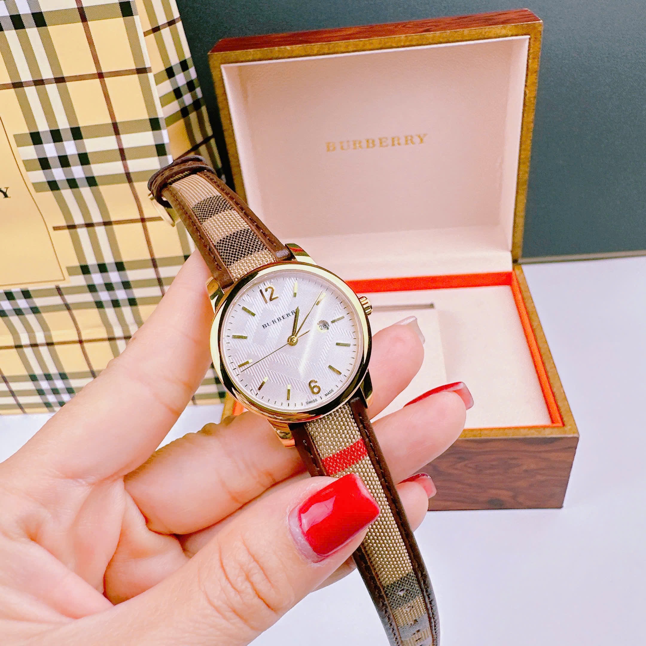 Đồng Hồ Burberry The Classic Round |Nữ Giới |Mặt Trắng |Dây Vải Bọc Da Nâu |Máy Pin (Quartz) |Size 32mm |donghogiatot.vn