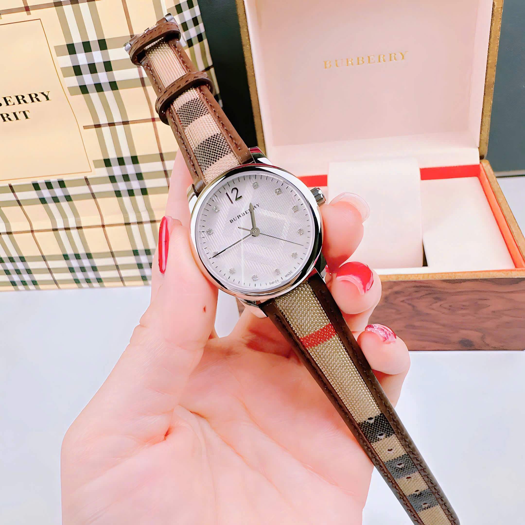 Đồng Hồ Burberry The Classic |Nữ Giới |Mặt Trắng |Dây Vải Bọc Da Nâu |Máy Pin (Quartz) |Size 32mm |donghogiatot.vn