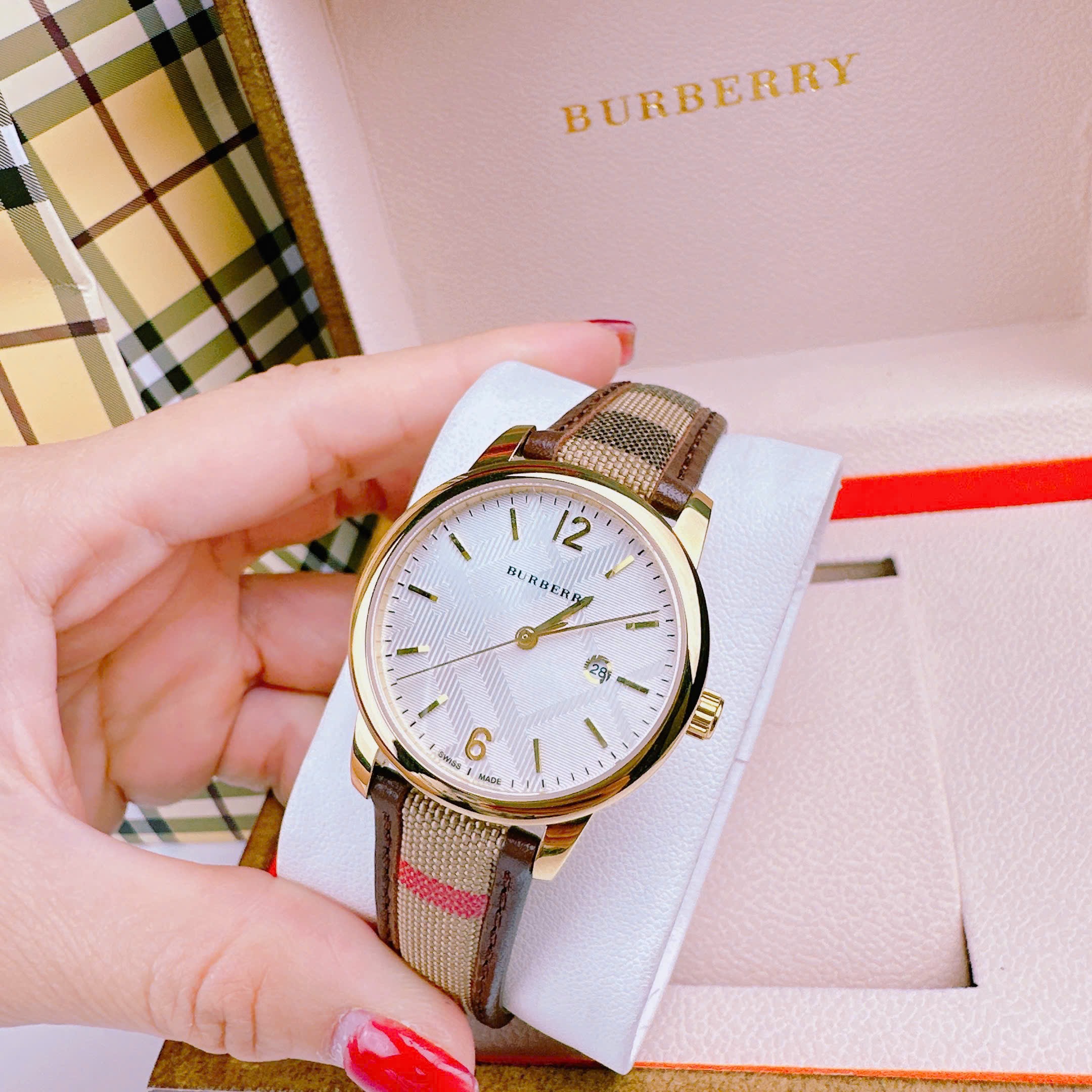 Đồng Hồ Burberry The Classic Round |Nữ Giới |Mặt Trắng |Dây Vải Bọc Da Nâu |Máy Pin (Quartz) |Size 32mm |donghogiatot.vn