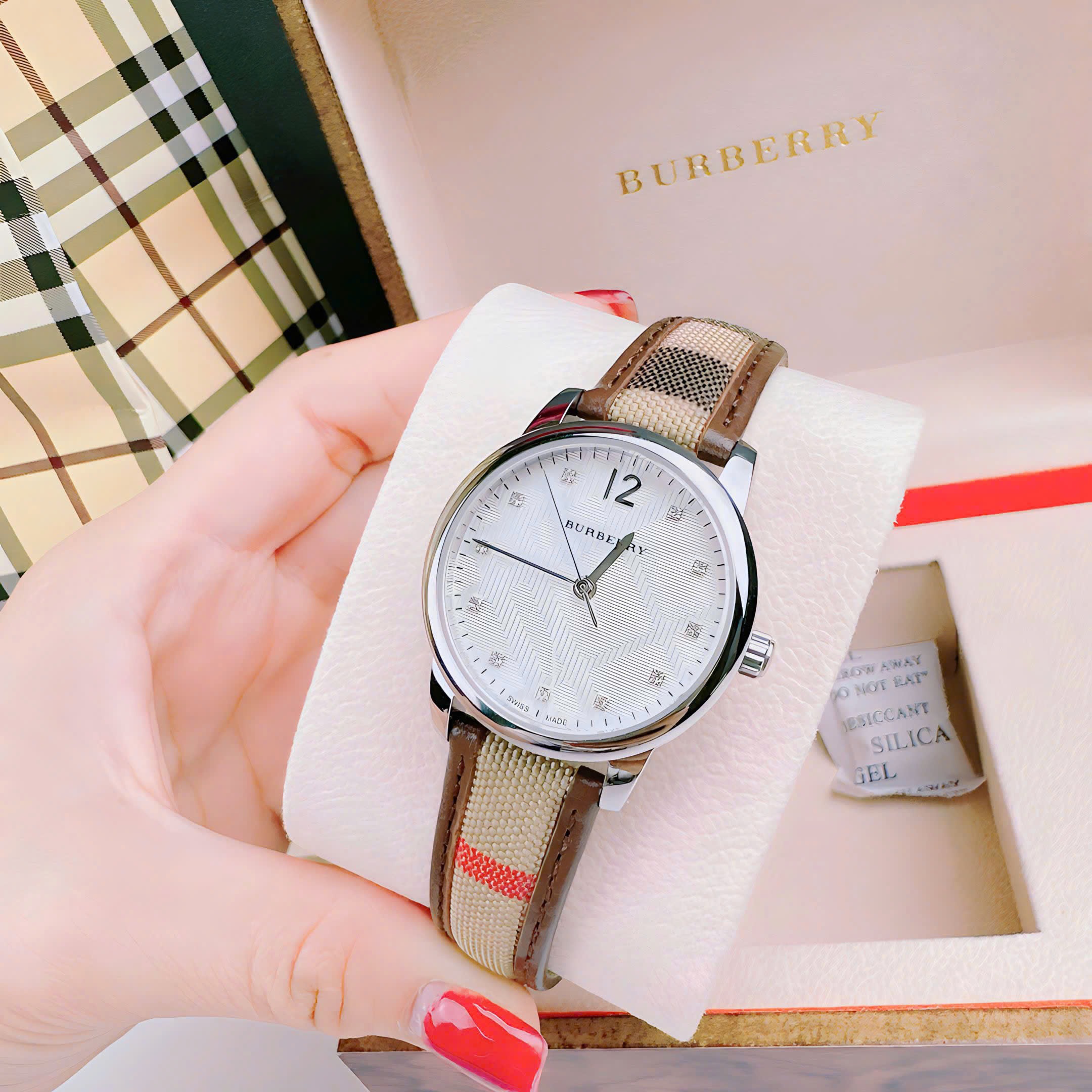 Đồng Hồ Burberry The Classic |Nữ Giới |Mặt Trắng |Dây Vải Bọc Da Nâu |Máy Pin (Quartz) |Size 32mm |donghogiatot.vn