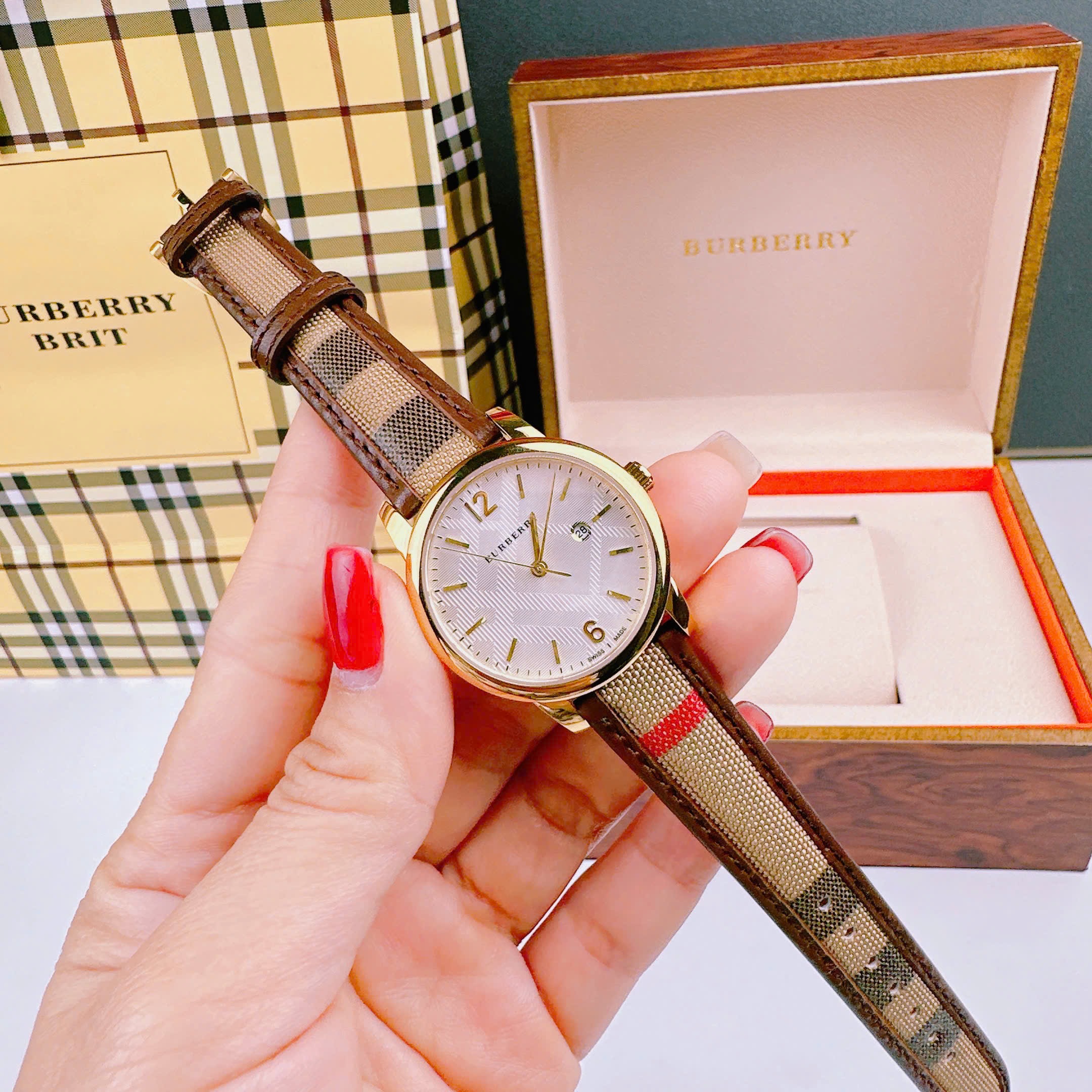 Đồng Hồ Burberry The Classic Round |Nữ Giới |Mặt Trắng |Dây Vải Bọc Da Nâu |Máy Pin (Quartz) |Size 32mm |donghogiatot.vn