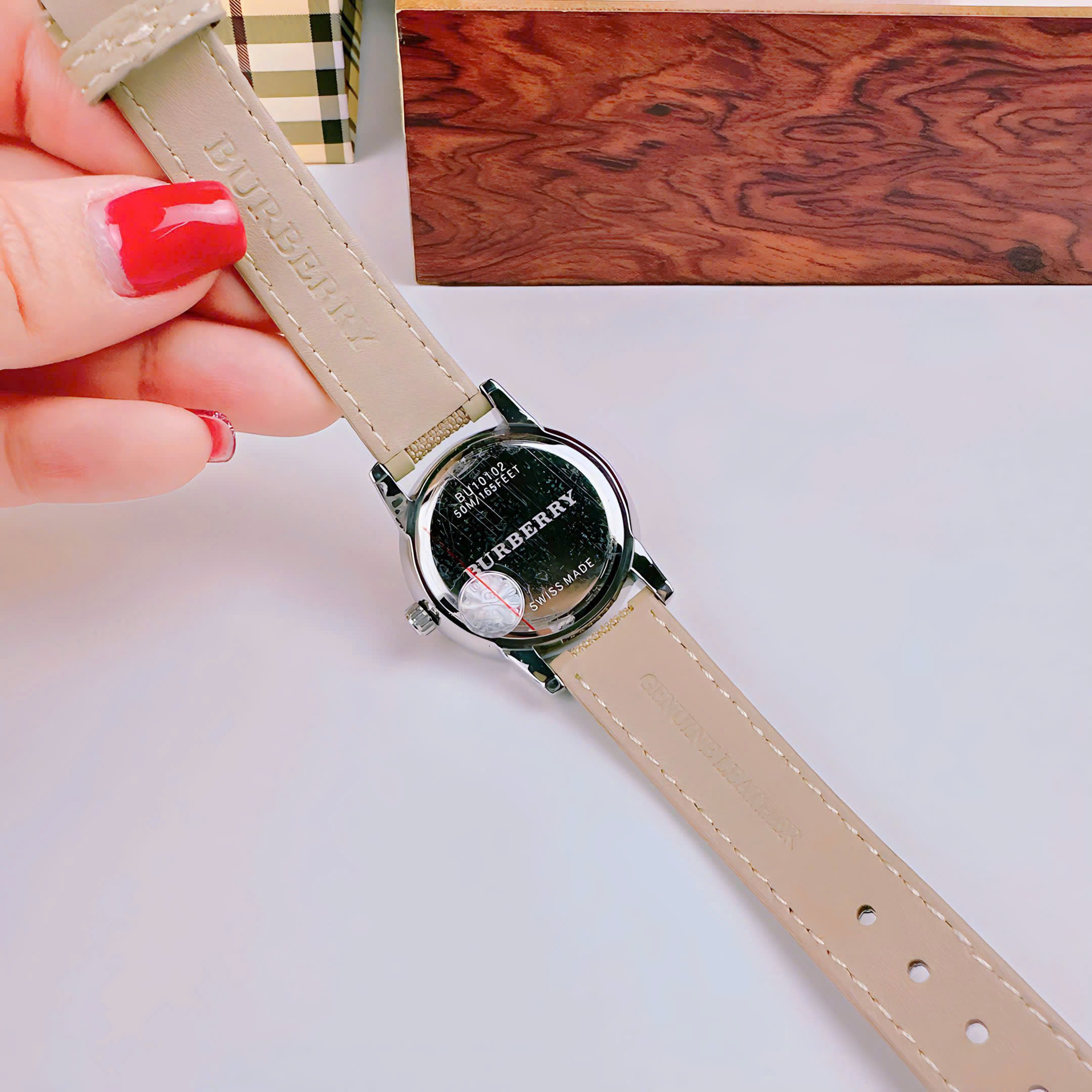 Đồng Hồ Burberry The Classic |Nữ Giới |Mặt Trắng |Dây Vải Bọc Da Nâu |Máy Pin (Quartz) |Size 32mm |donghogiatot.vn