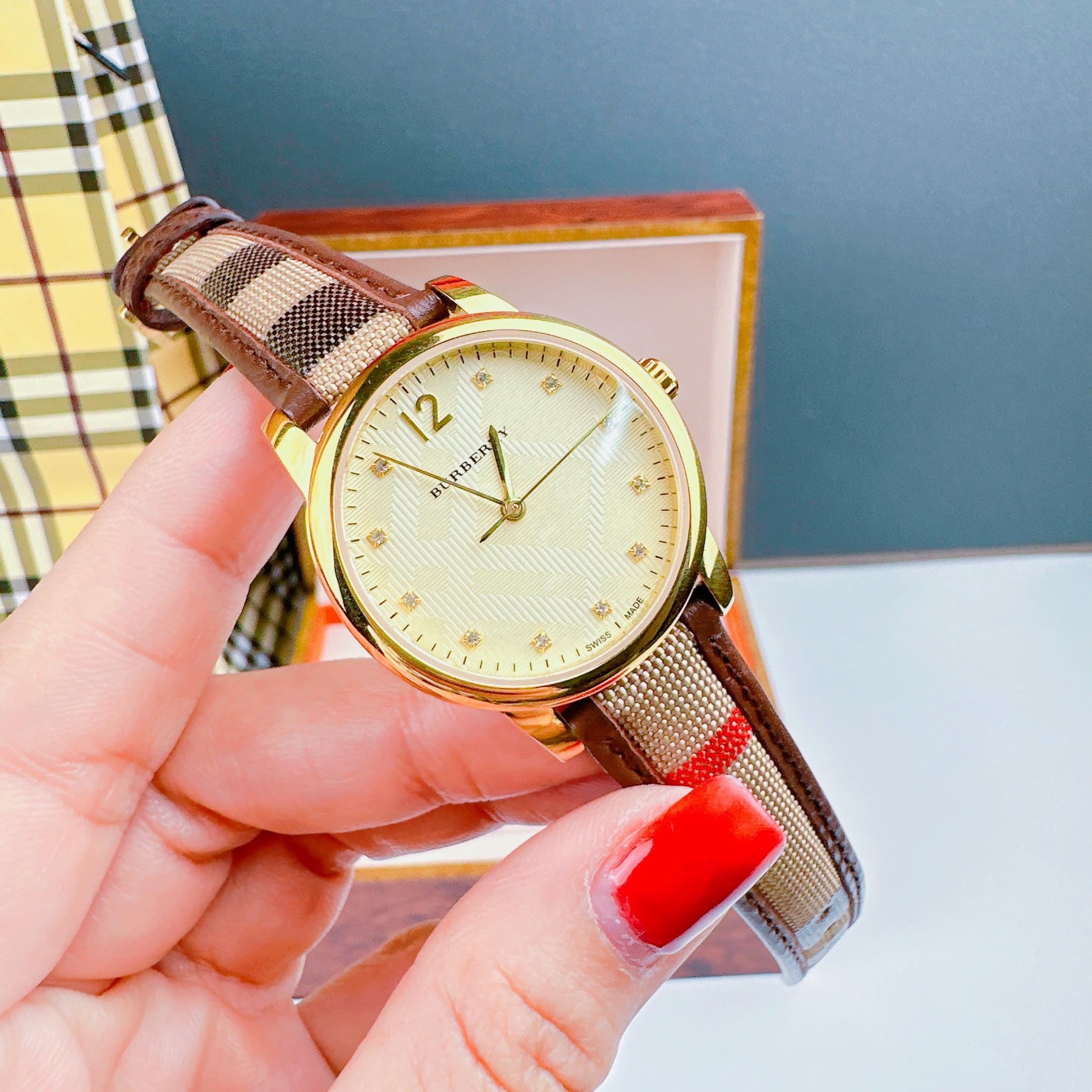 Đồng Hồ Burberry The Classic |Nữ Giới |Mặt Vàng |Dây Vải Bọc Da Nâu |Máy Pin (Quartz) |Size 32mm |donghogiatot.vn