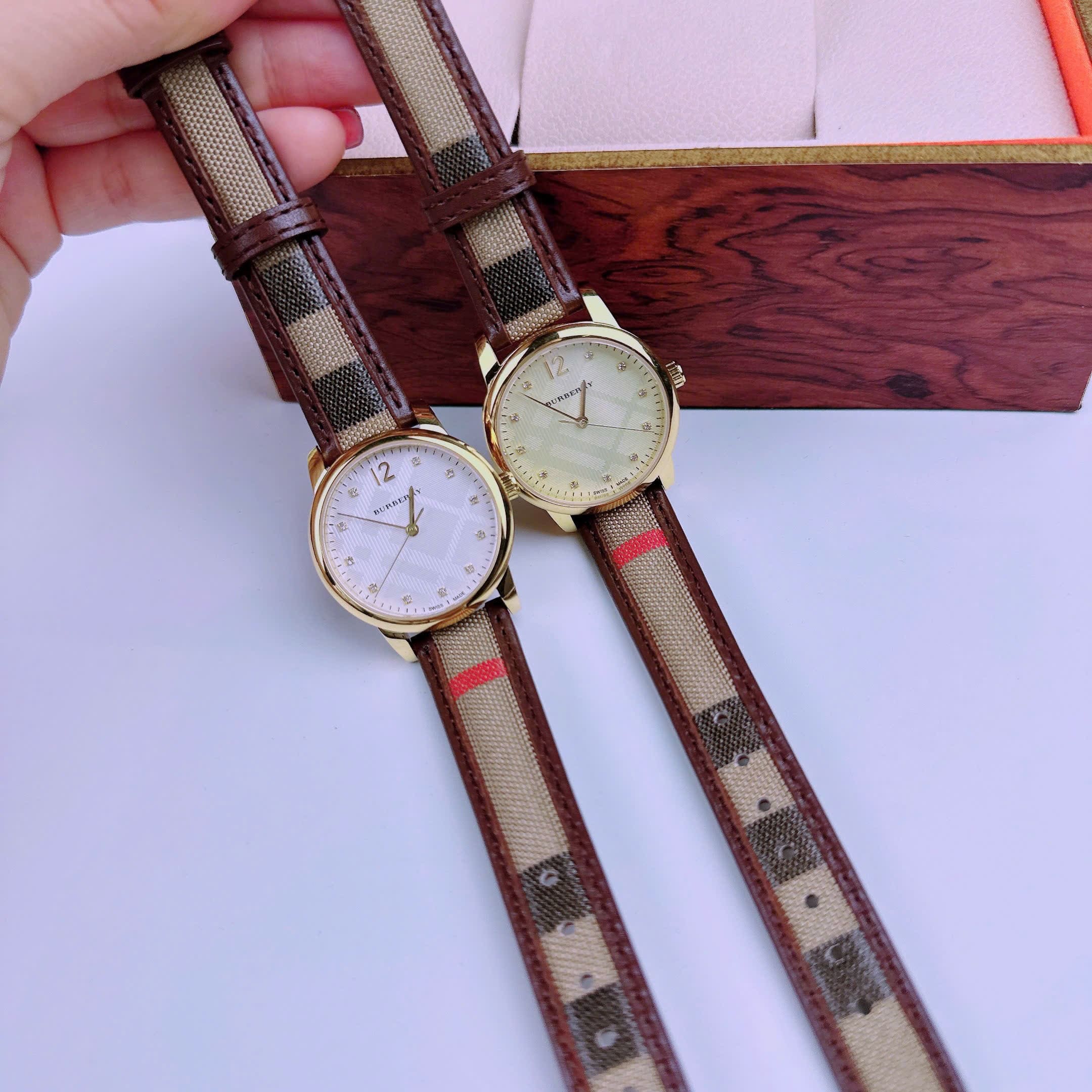 Đồng Hồ Burberry The Classic |Nữ Giới |Mặt Vàng |Dây Vải Bọc Da Nâu |Máy Pin (Quartz) |Size 32mm |donghogiatot.vn