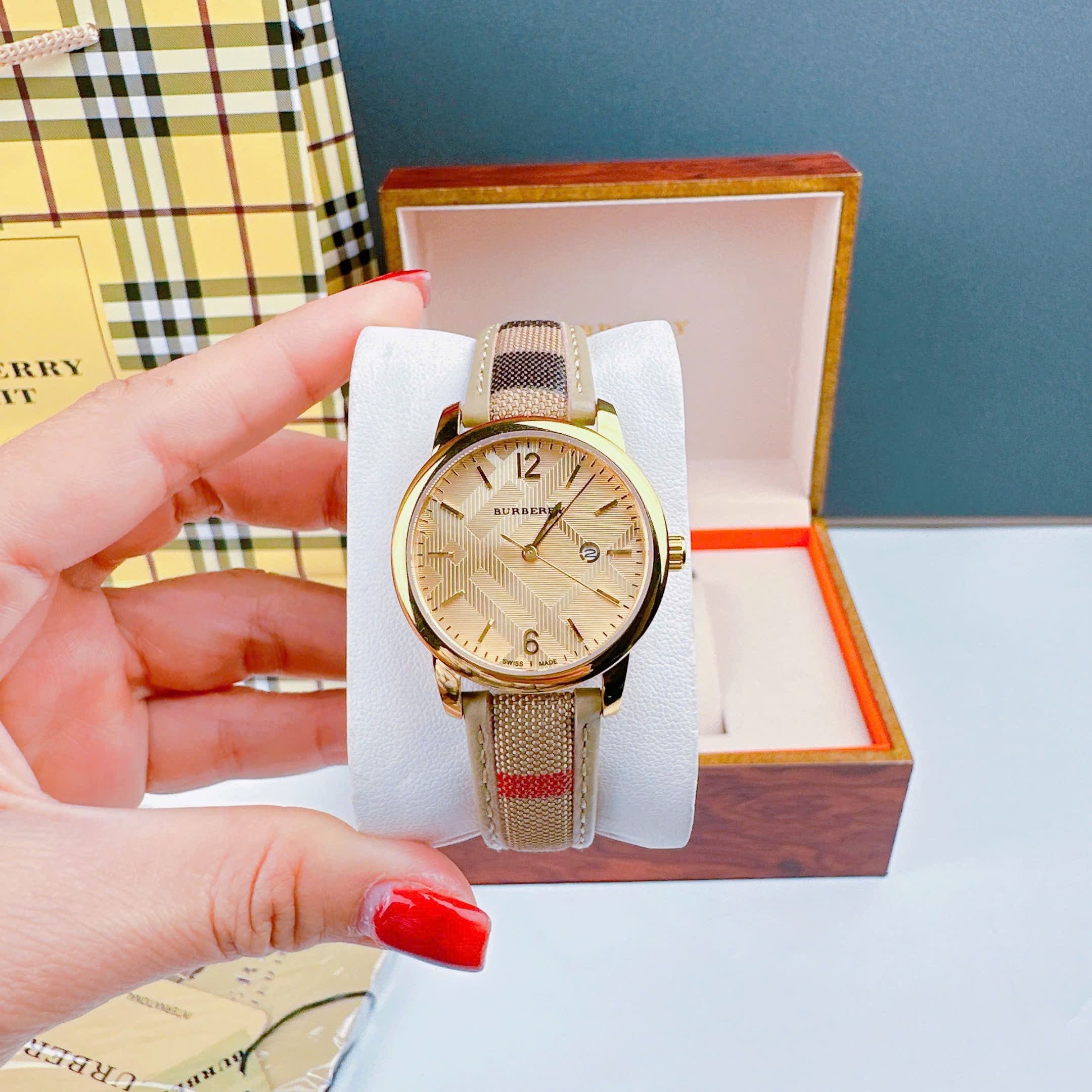 Đồng Hồ Burberry The Classic Round |Nữ Giới |Vàng Gold |Dây Vải Bọc Da Nude |Máy Pin (Quartz) |Size 32mm |donghogiatot.vn