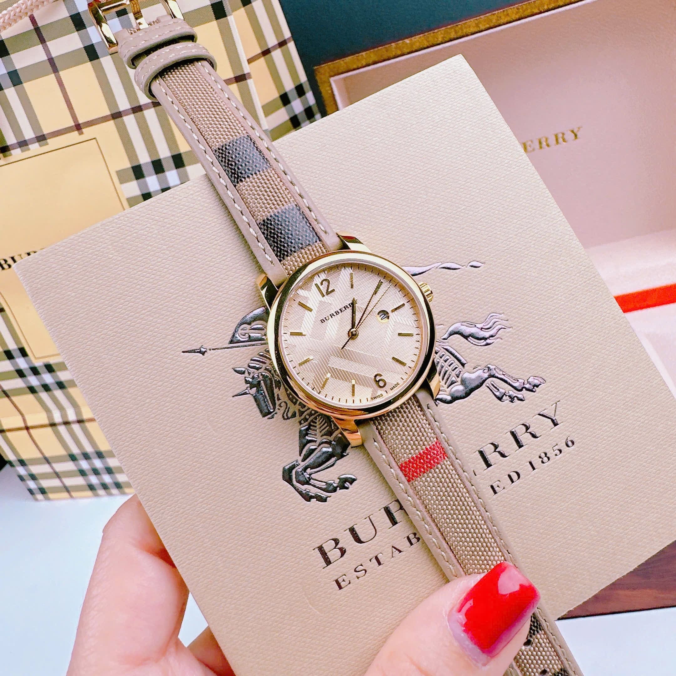 Đồng Hồ Burberry The Classic Round |Nữ Giới |Vàng Gold |Dây Vải Bọc Da Nude |Máy Pin (Quartz) |Size 32mm |donghogiatot.vn