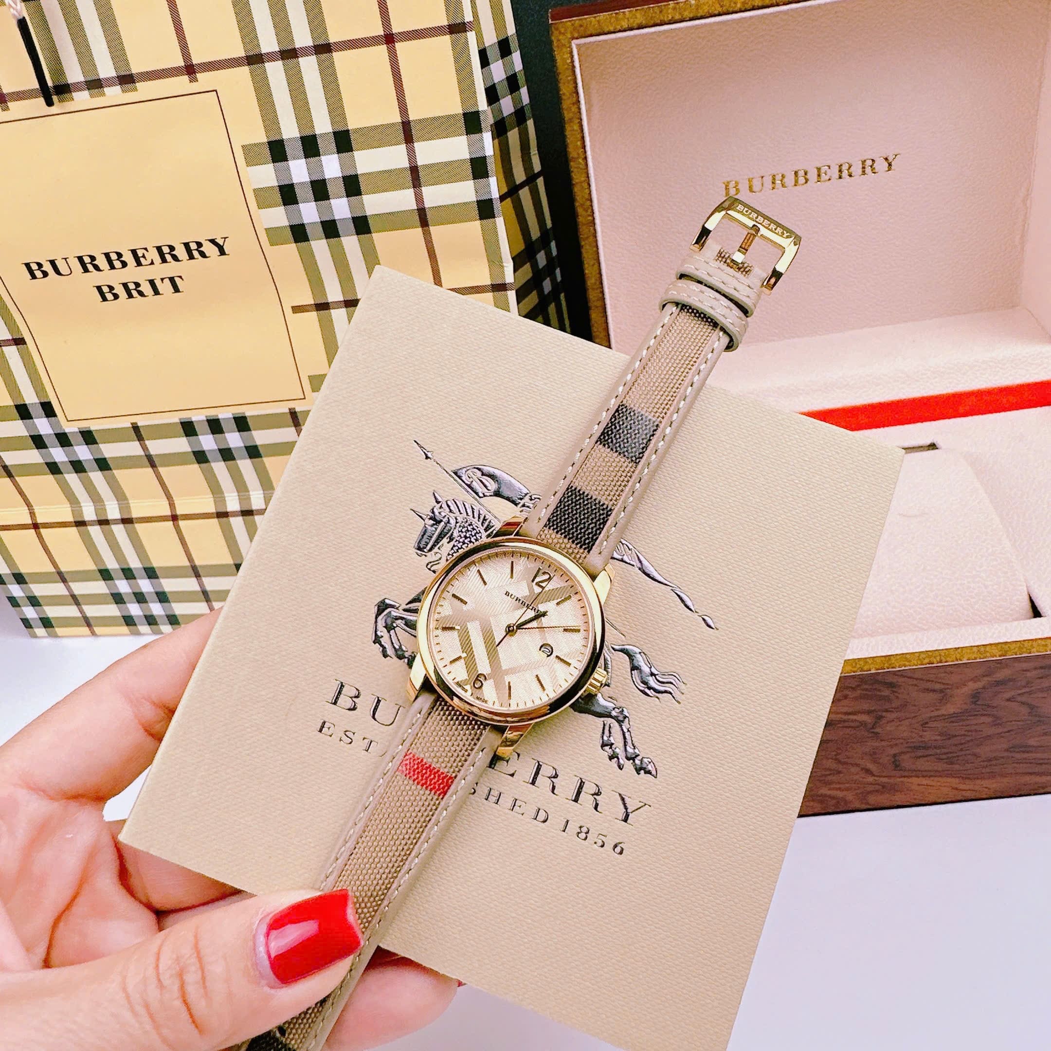 Đồng Hồ Burberry The Classic Round |Nữ Giới |Vàng Gold |Dây Vải Bọc Da Nude |Máy Pin (Quartz) |Size 32mm |donghogiatot.vn