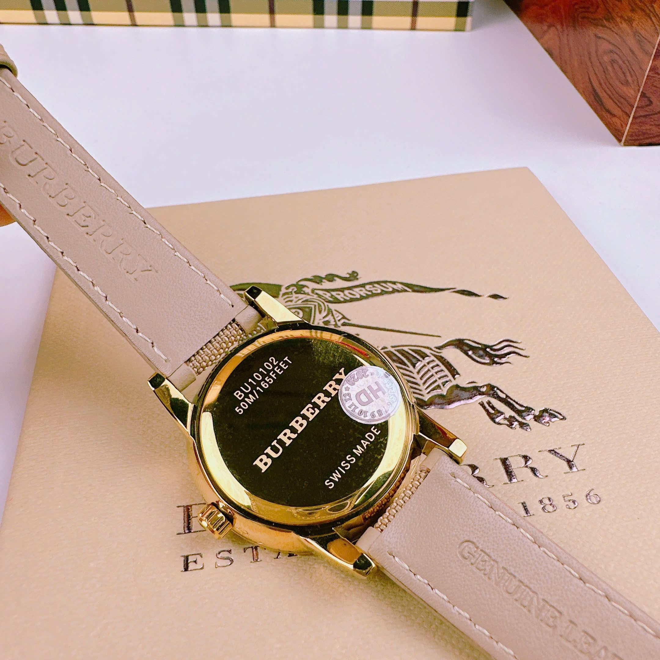 Đồng Hồ Burberry The Classic Round |Nữ Giới |Vàng Gold |Dây Vải Bọc Da Nude |Máy Pin (Quartz) |Size 32mm |donghogiatot.vn