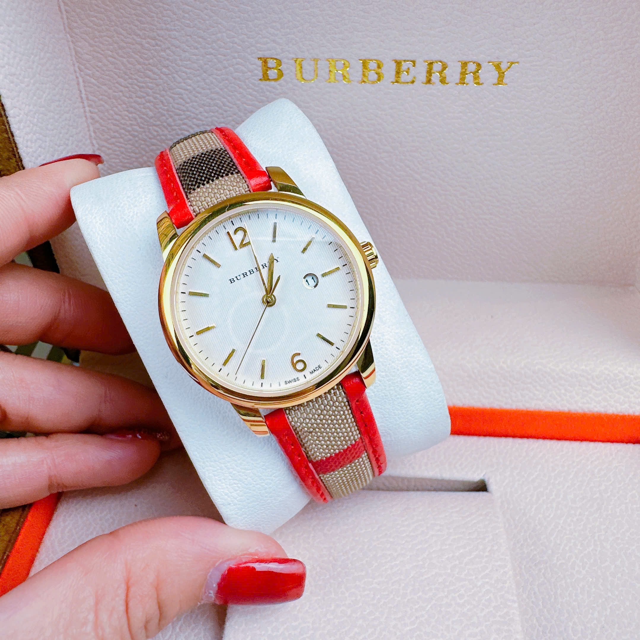 Đồng Hồ Burberry The Classic |Nữ Giới |Vàng Gold |Dây Vải Bọc Da Đỏ |Máy Pin (Quartz) |Size 32mm |donghogiatot.vn