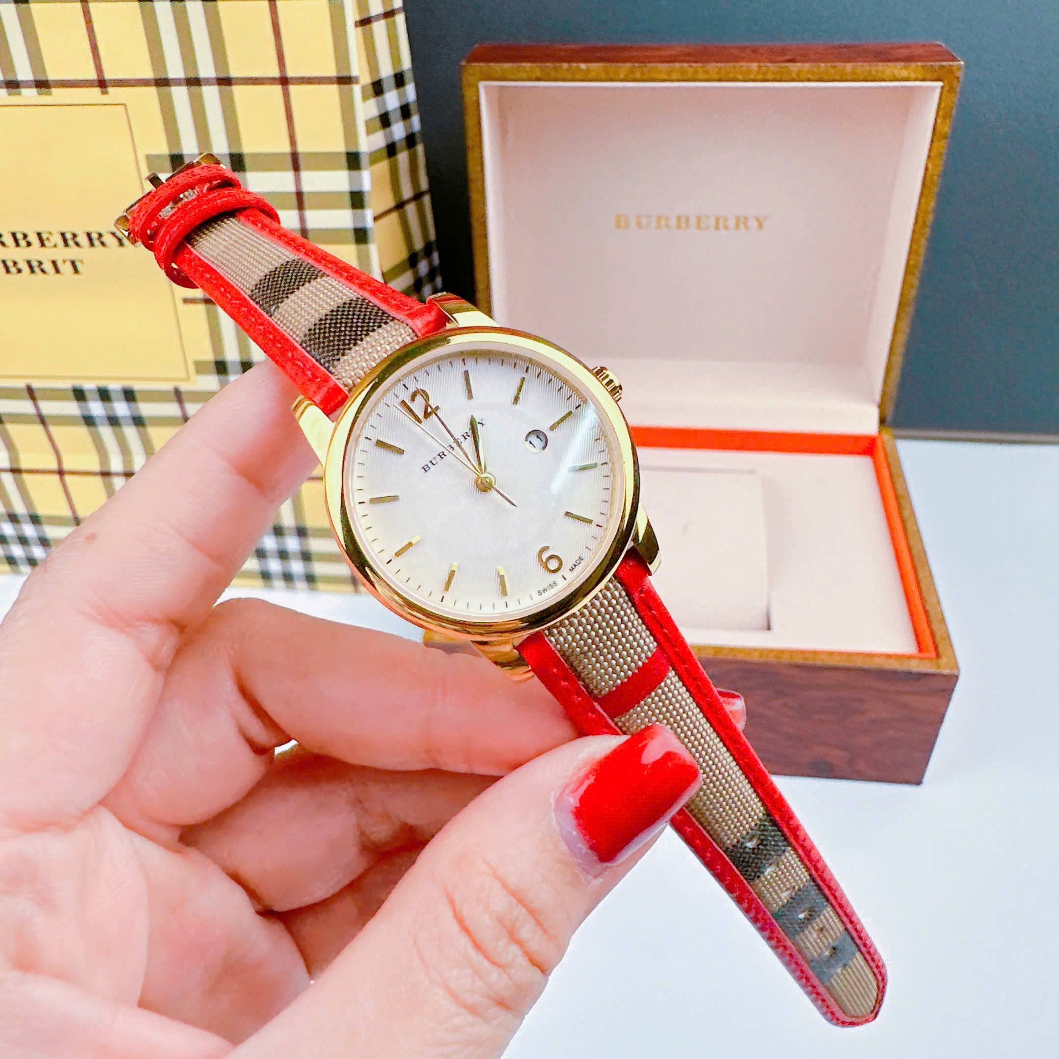 Đồng Hồ Burberry The Classic |Nữ Giới |Vàng Gold |Dây Vải Bọc Da Đỏ |Máy Pin (Quartz) |Size 32mm |donghogiatot.vn