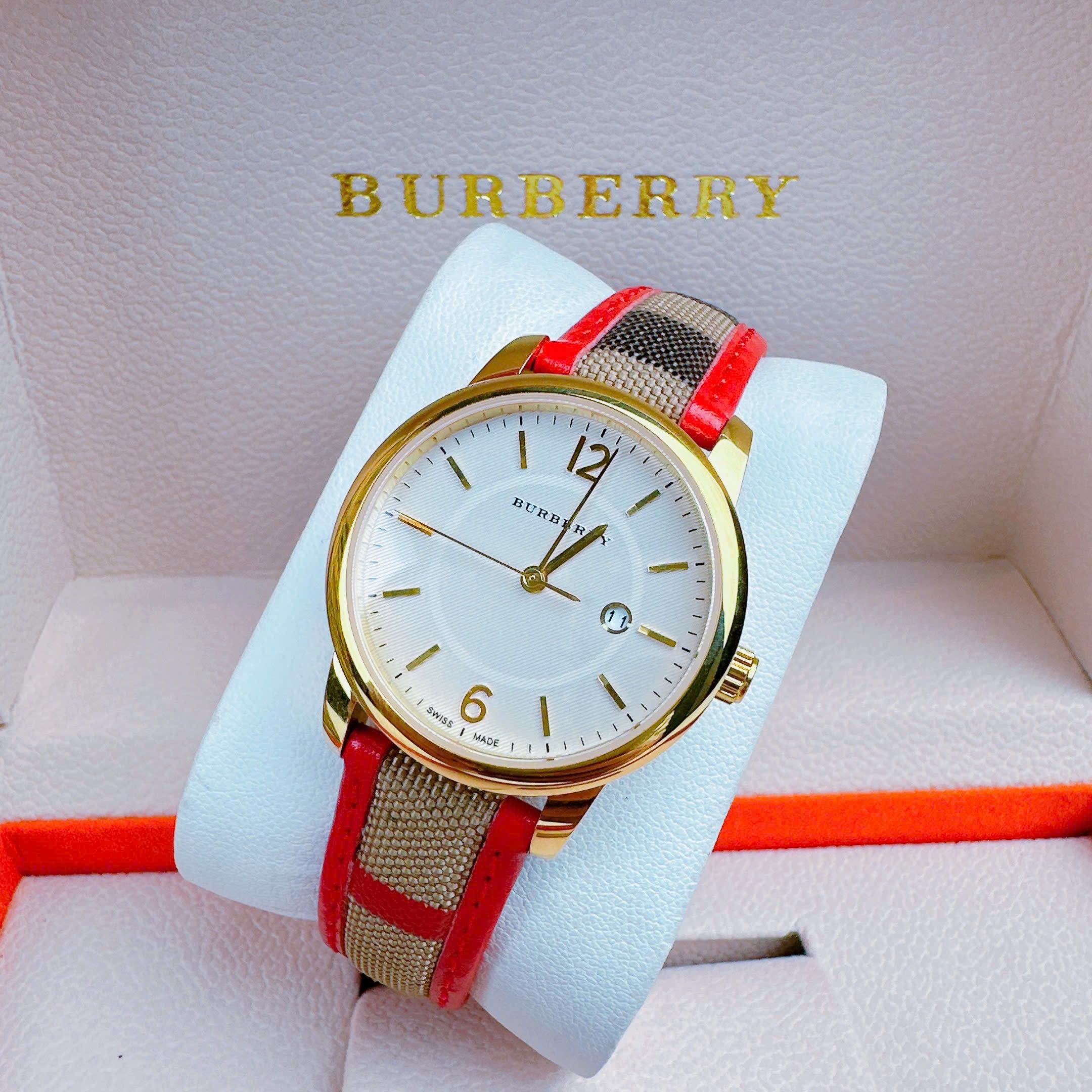 Đồng Hồ Burberry The Classic |Nữ Giới |Vàng Gold |Dây Vải Bọc Da Đỏ |Máy Pin (Quartz) |Size 32mm |donghogiatot.vn
