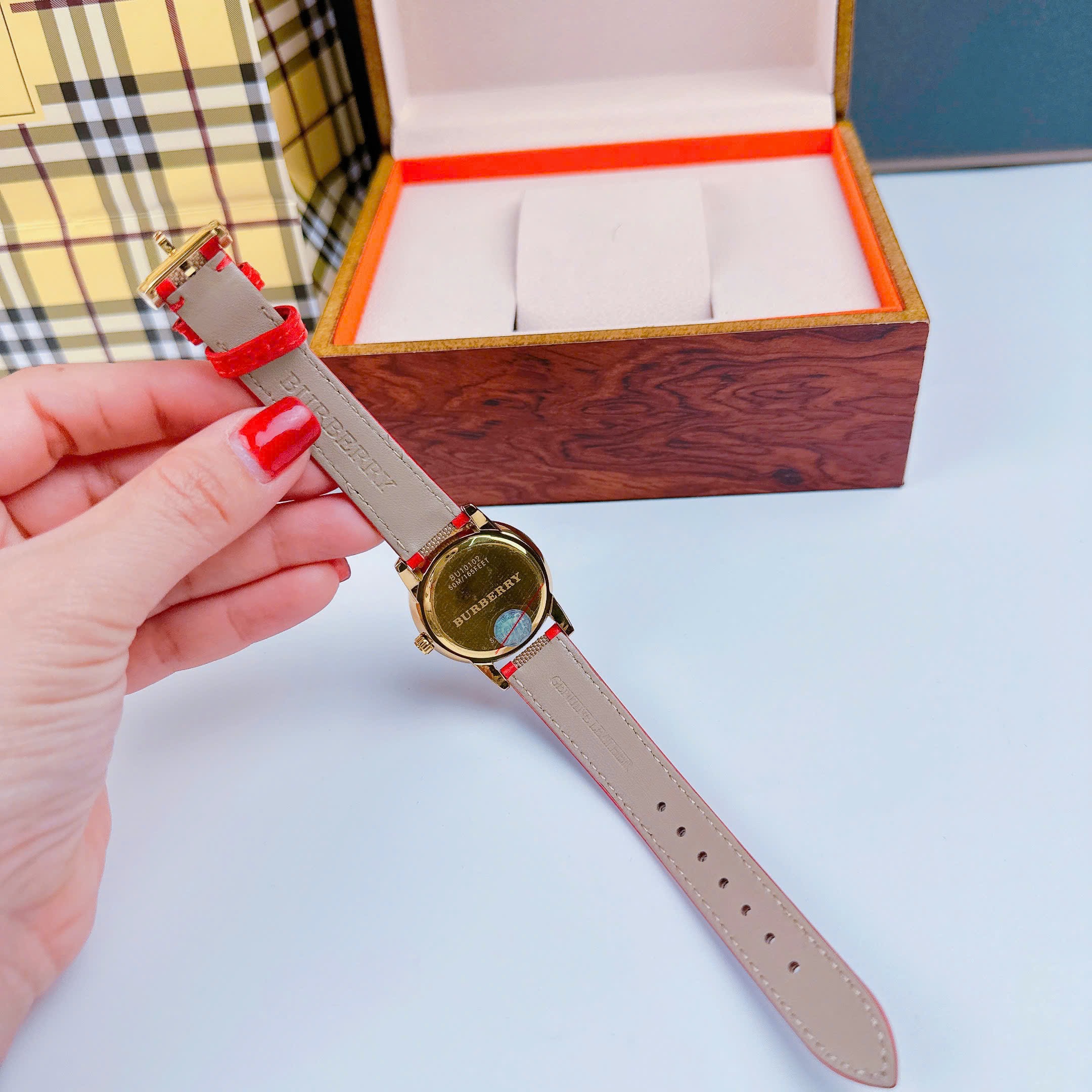 Đồng Hồ Burberry The Classic |Nữ Giới |Vàng Gold |Dây Vải Bọc Da Đỏ |Máy Pin (Quartz) |Size 32mm |donghogiatot.vn
