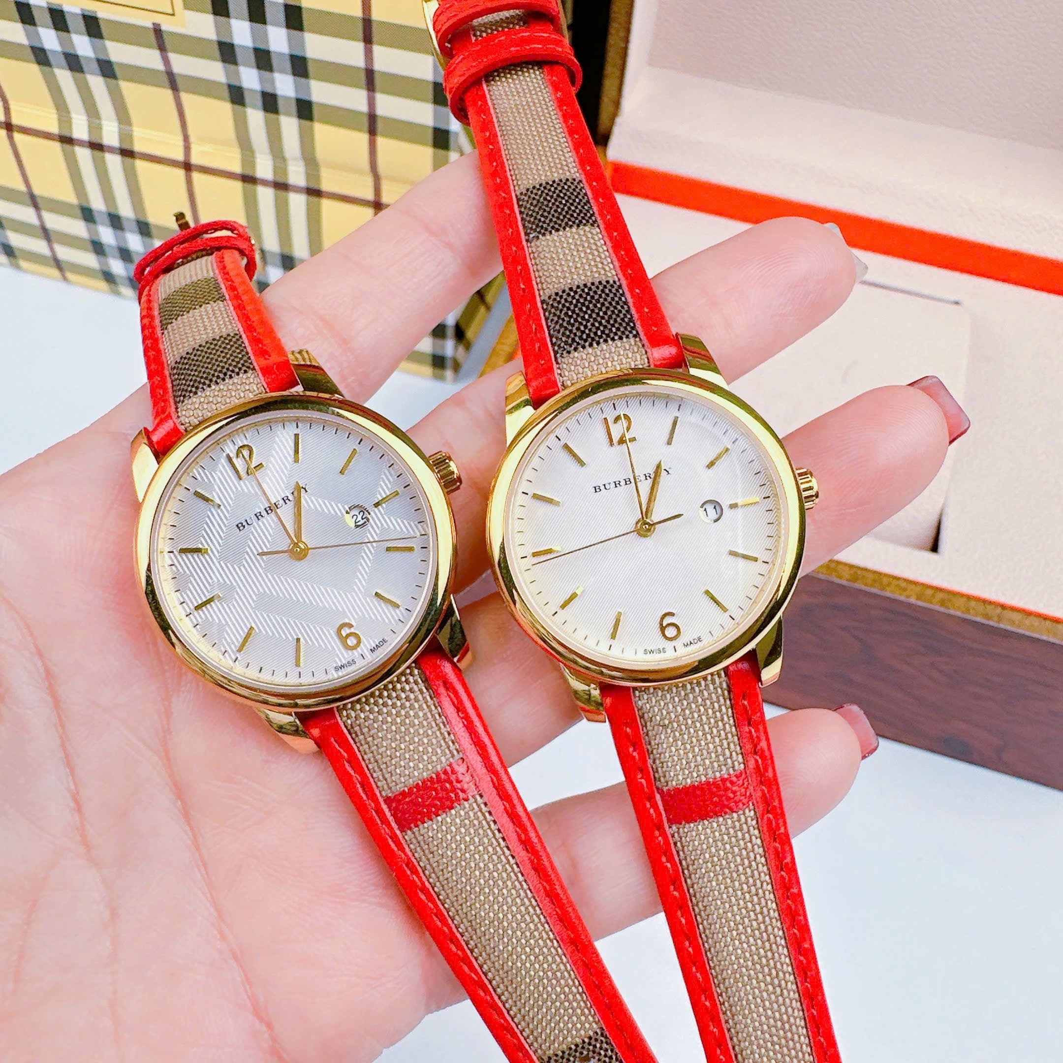 Đồng Hồ Burberry The Classic |Nữ Giới |Vàng Gold |Dây Vải Bọc Da Đỏ |Máy Pin (Quartz) |Size 32mm |donghogiatot.vn