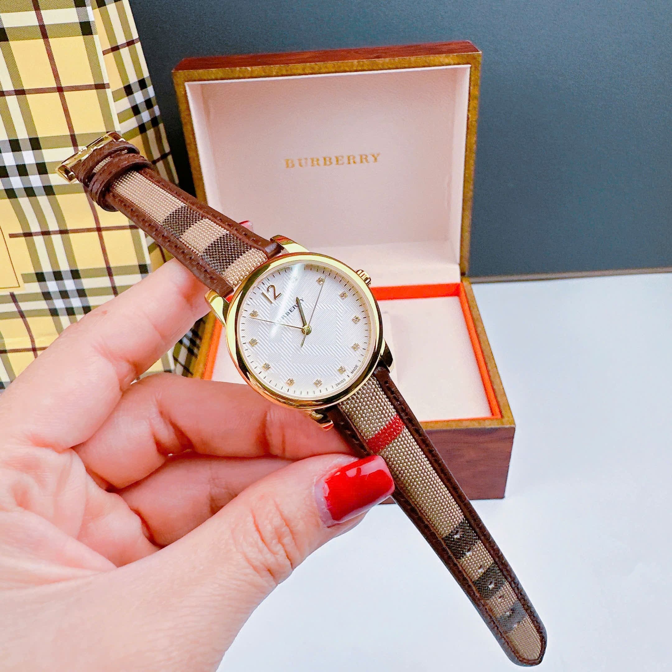 Đồng Hồ Burberry The Classic |Nữ Giới |Vàng Gold |Dây Vải Bọc Da Nâu |Máy Pin (Quartz) |Size 32mm |donghogiatot.vn