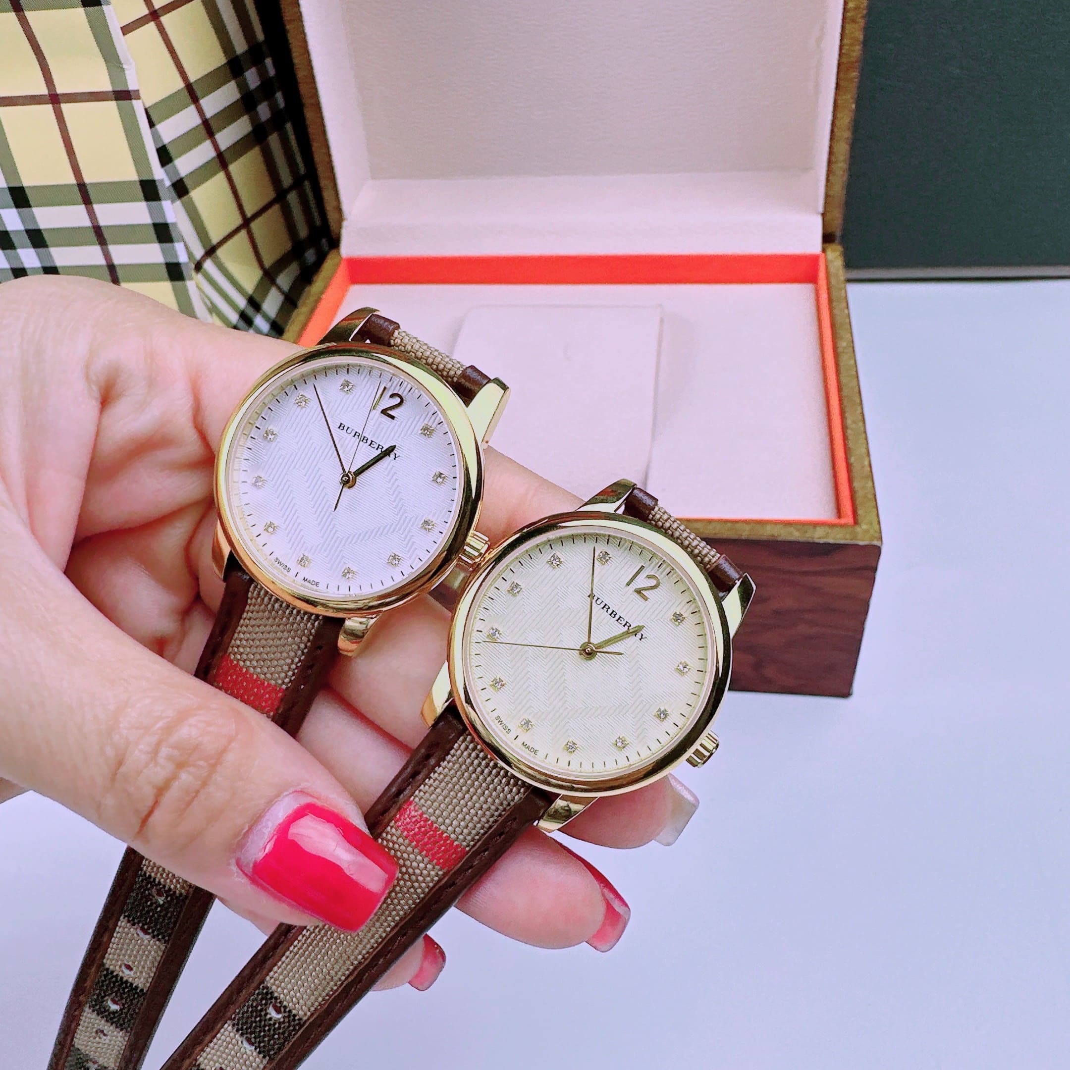 Đồng Hồ Burberry The Classic |Nữ Giới |Vàng Gold |Dây Vải Bọc Da Nâu |Máy Pin (Quartz) |Size 32mm |donghogiatot.vn