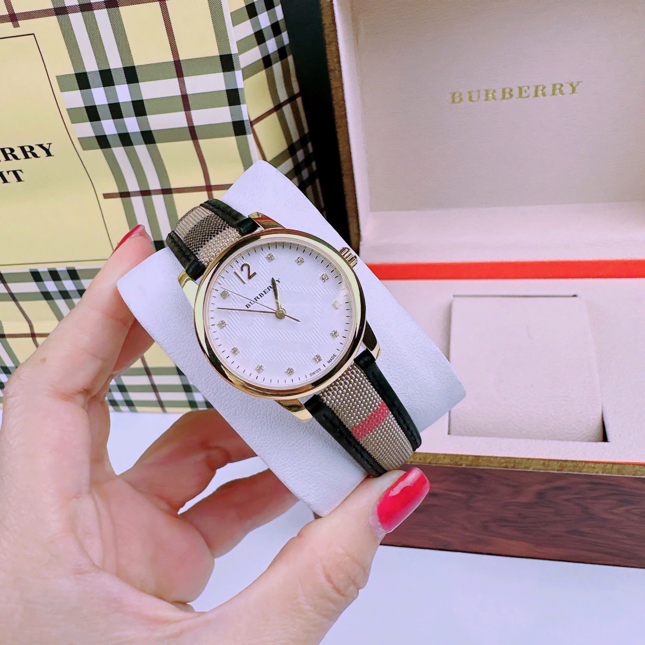Đồng Hồ Burberry The Classic |Nữ Giới |Mặt Trắng |Đính Đá |Dây Vải Bọc Da Đen |Máy Pin (Quartz) |Size 32mm |donghogiatot.vn