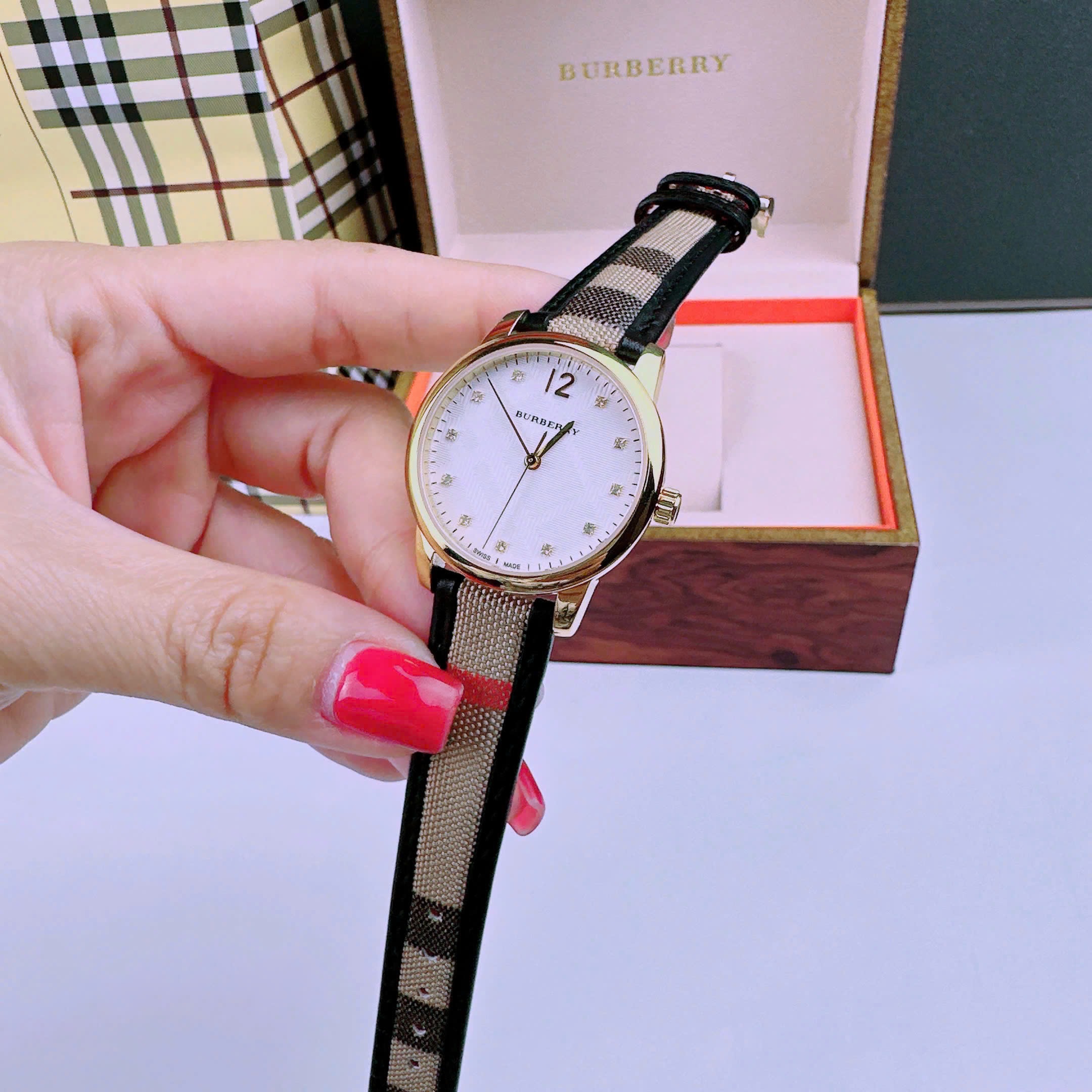Đồng Hồ Burberry The Classic |Nữ Giới |Mặt Trắng |Đính Đá |Dây Vải Bọc Da Đen |Máy Pin (Quartz) |Size 32mm |donghogiatot.vn
